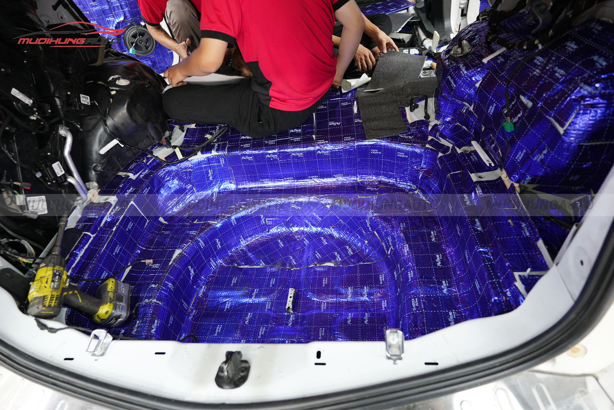 Dán cách âm cho cốp xe Ford Explorer