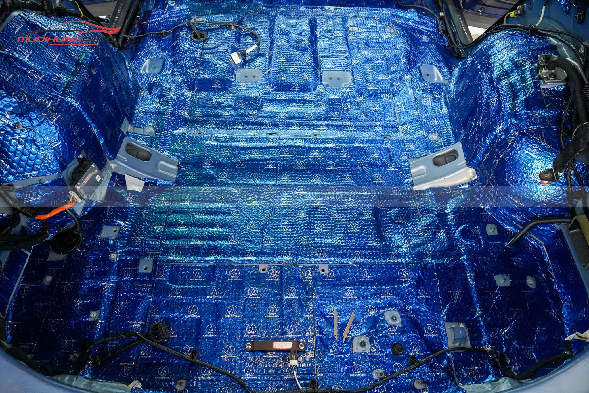 Dán cách âm cho cốp xe Hyundai Santafe 2019