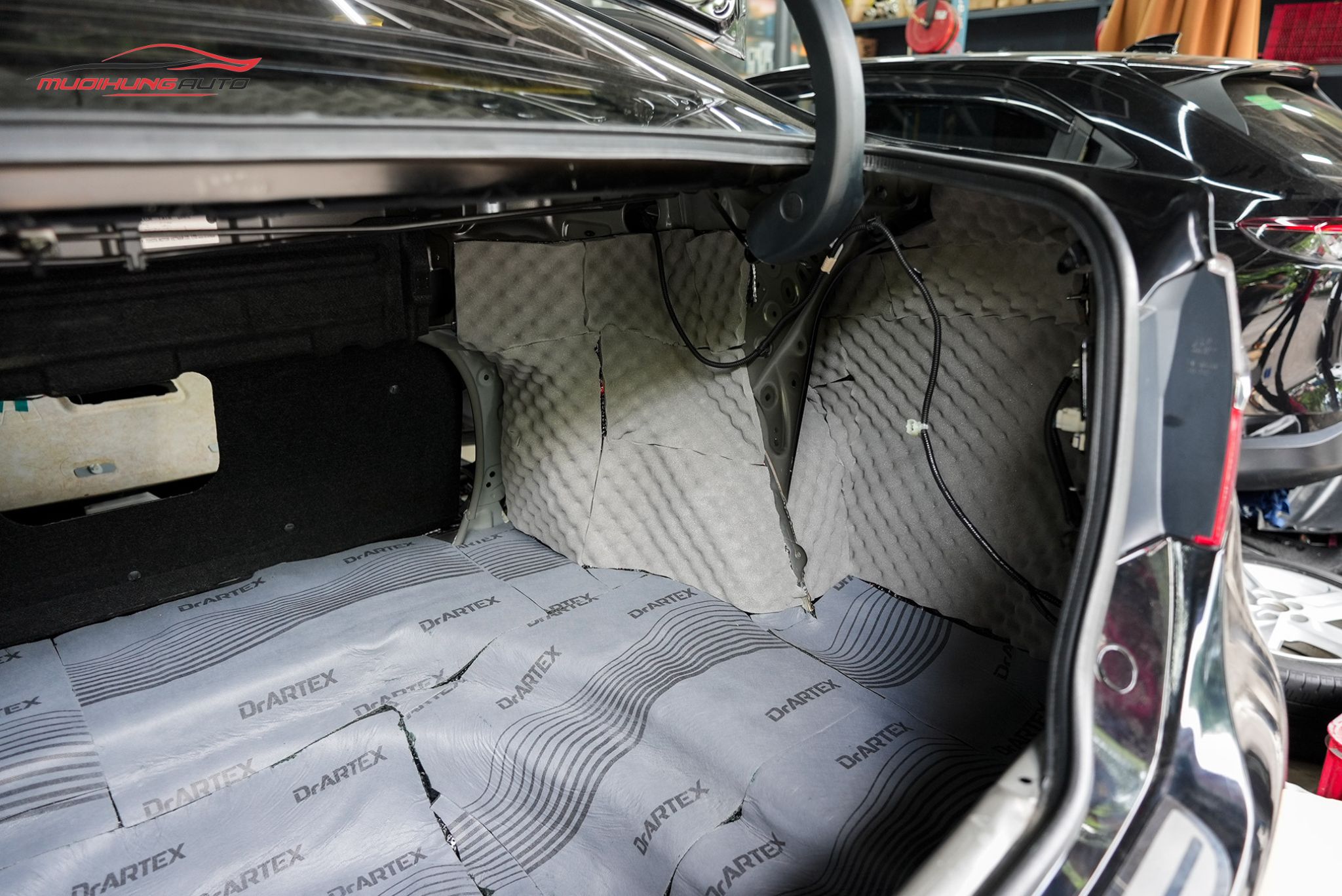 Dán cách âm cho cốp xe Toyota Camry 2015