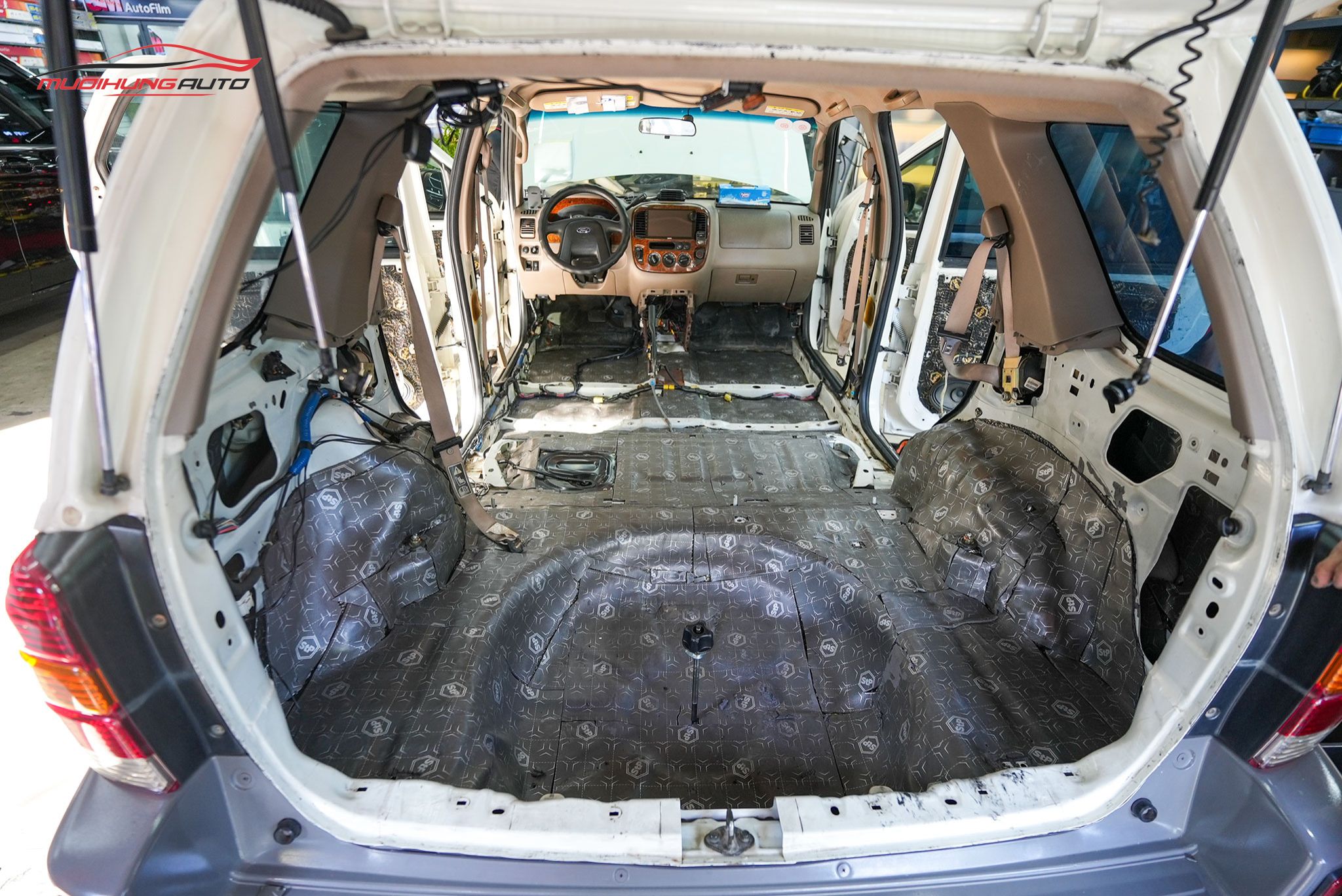 Dán cách âm cho sàn xe Ford Escape 2002