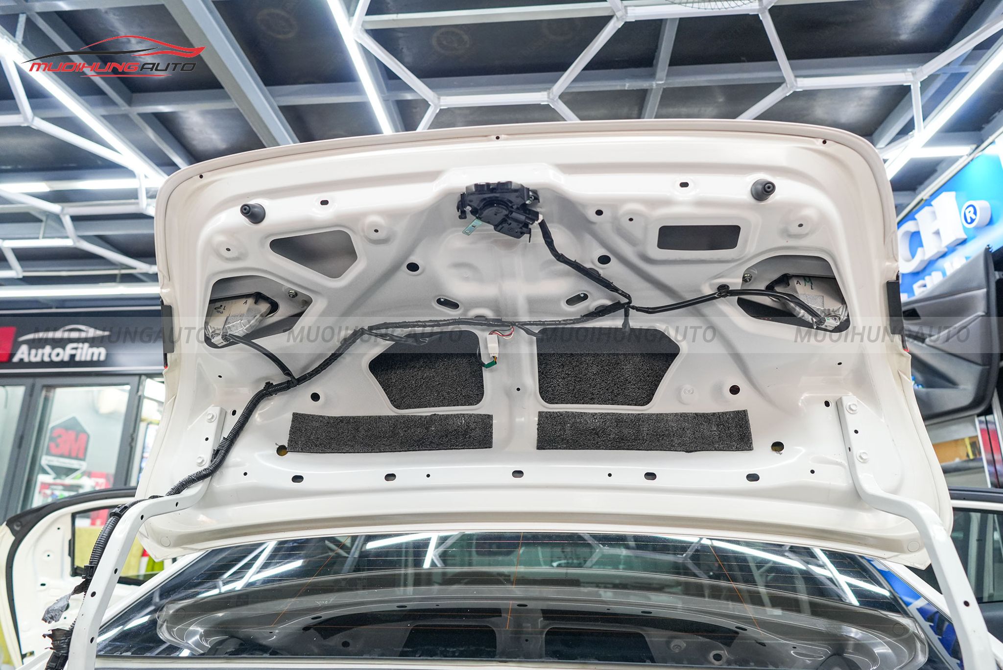 Dán cách âm chống ồn cốp xe Mazda 2 2019