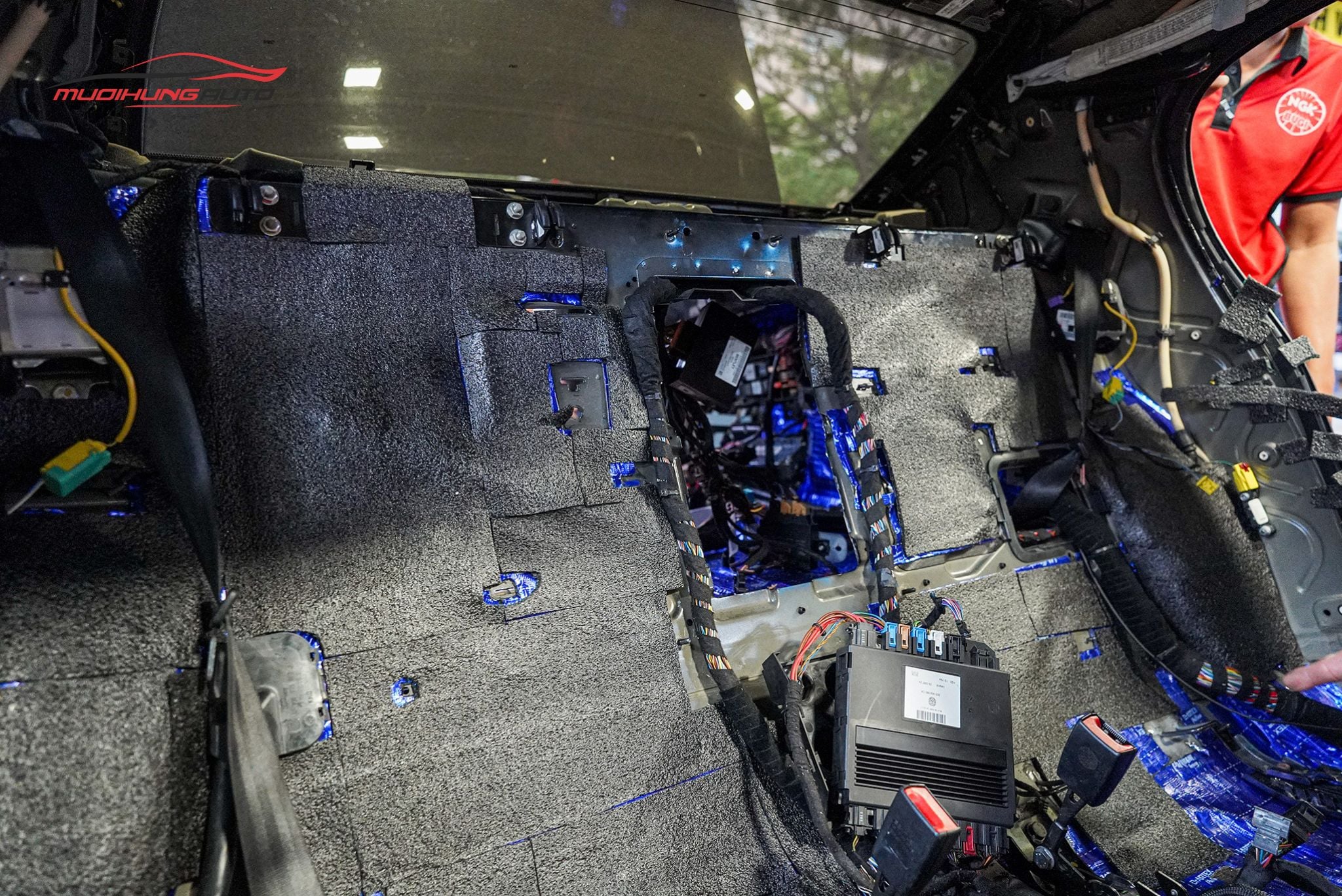 Dán cách âm chống ồn sàn xe Bentley 2009