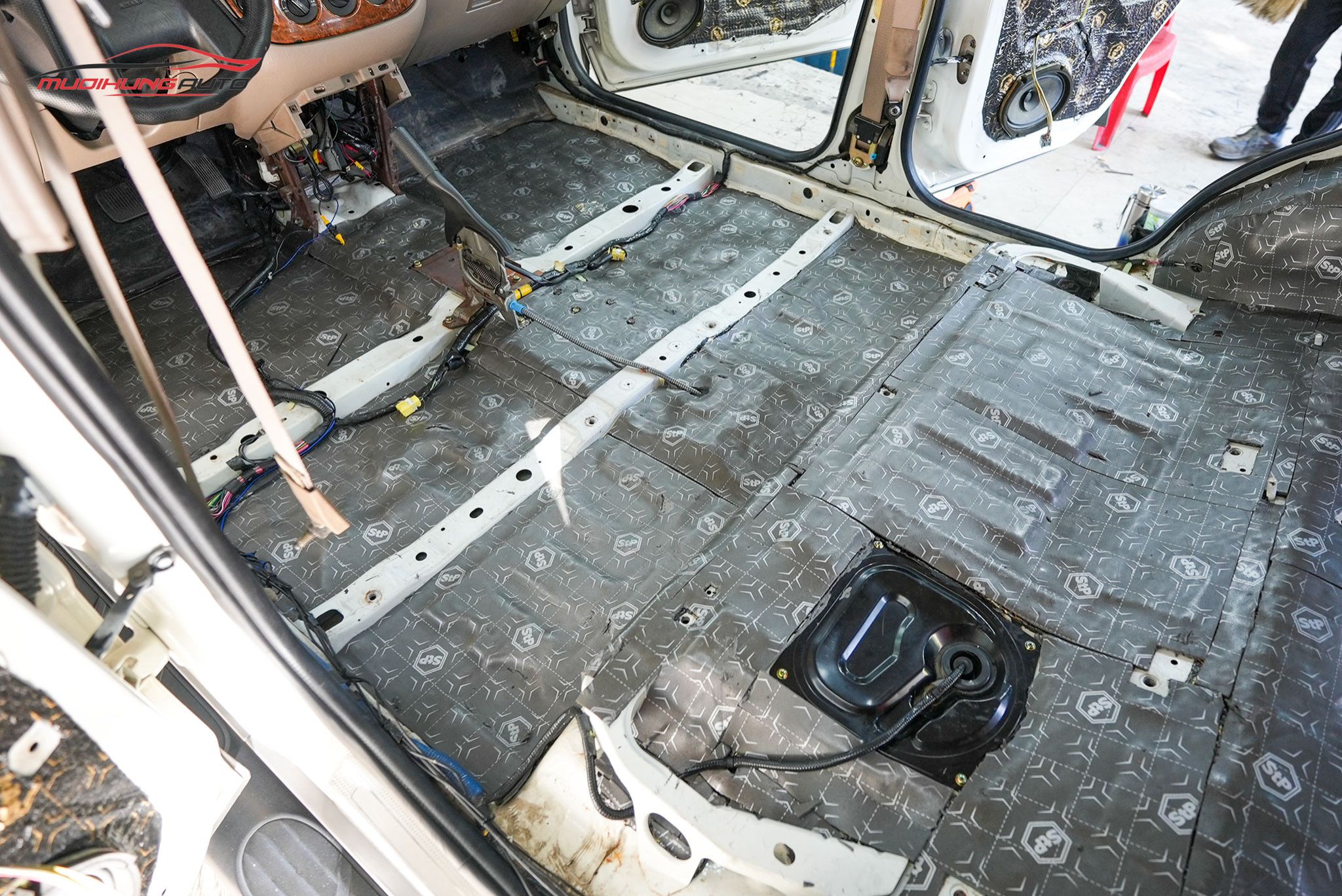 Dán cách âm chống ồn sàn xe Ford Escape 2002