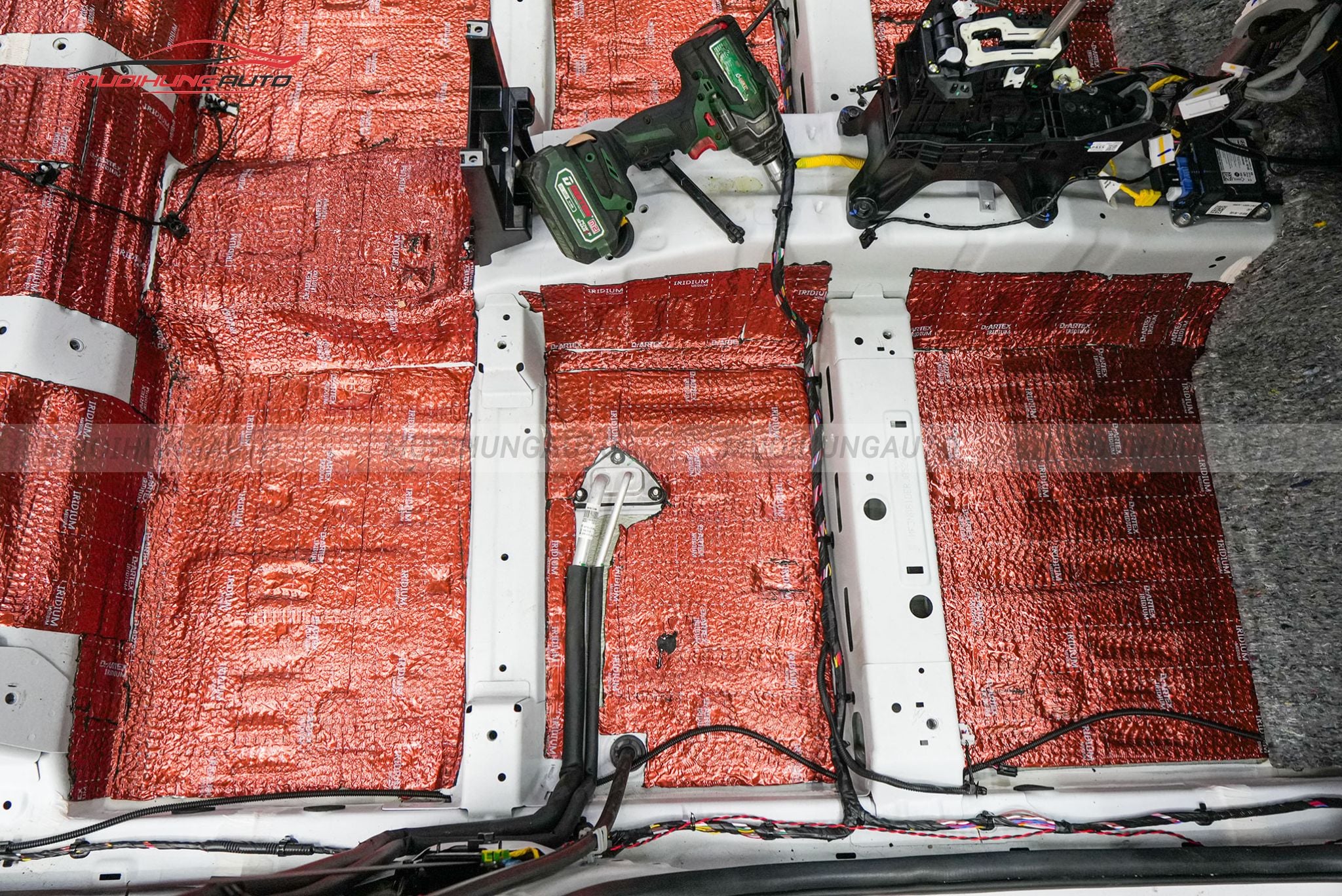 Dán cách âm chống ồn sàn xe ô tô Hyundai Stargazer