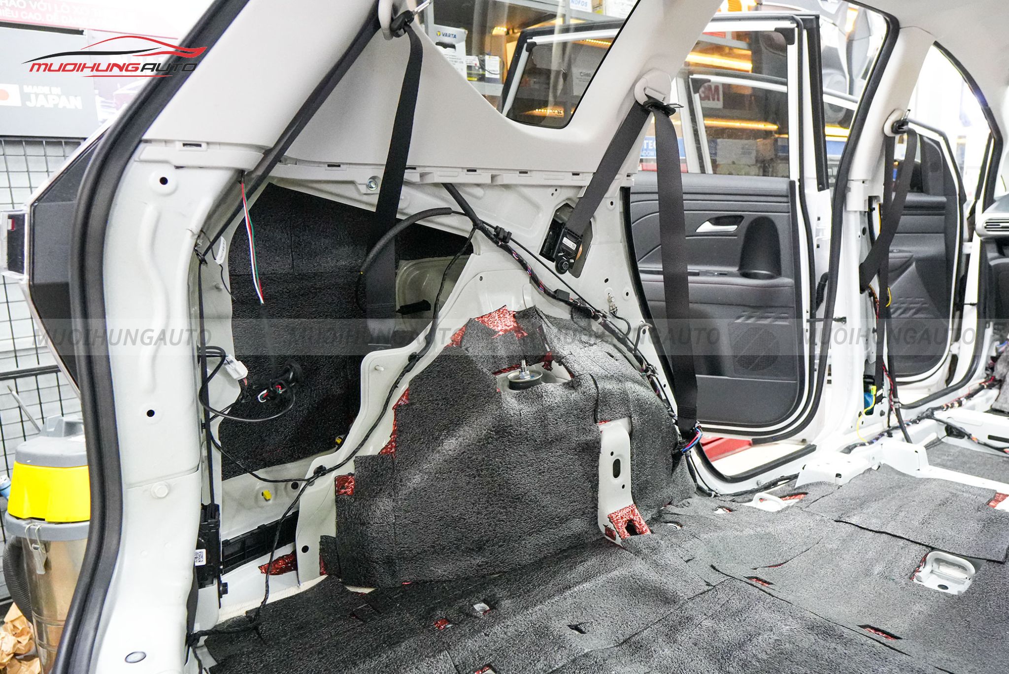 Dán cách âm cốp xe hơi Hyundai Stargazer