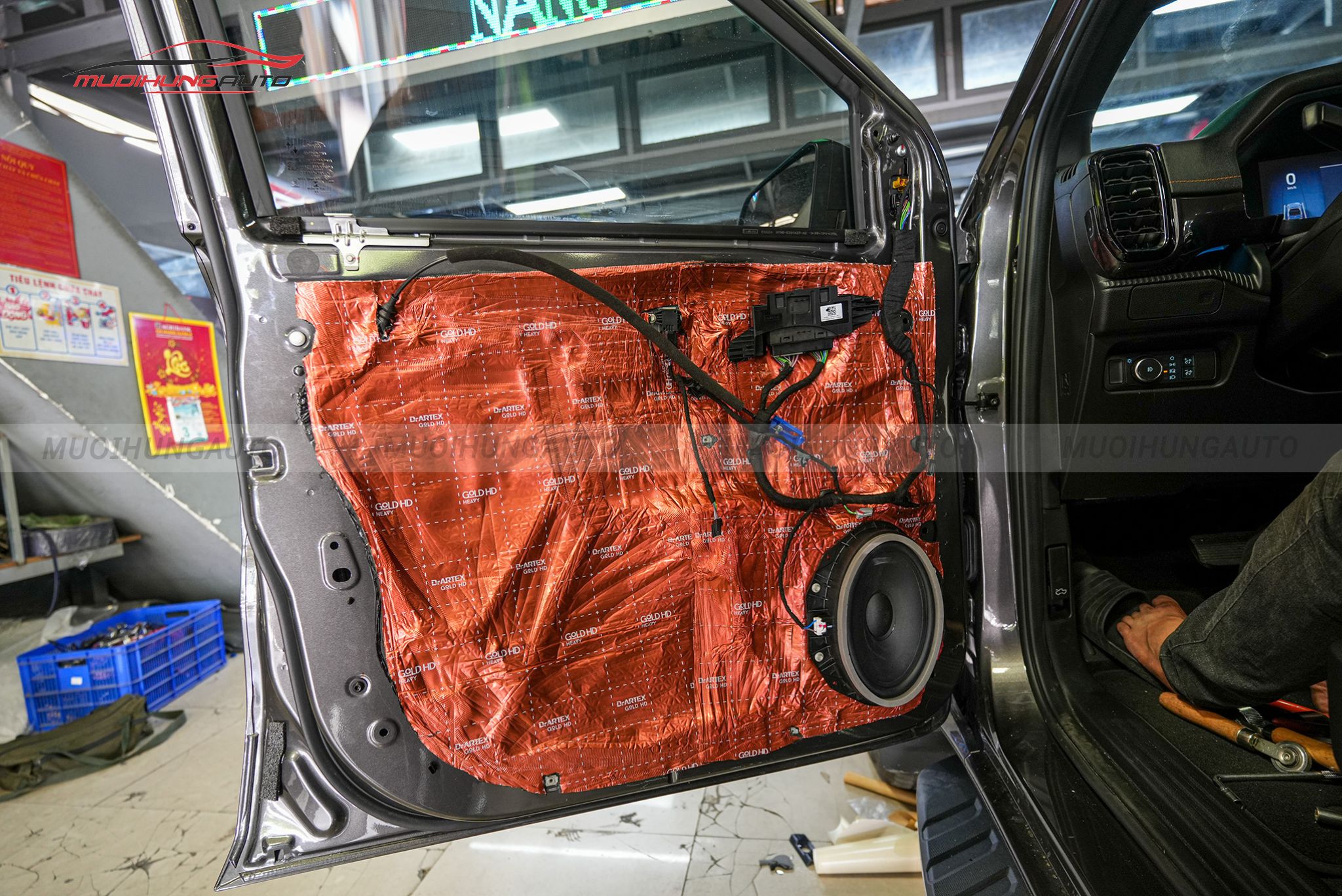 Dán cách âm cửa xe Ford Ranger 2023