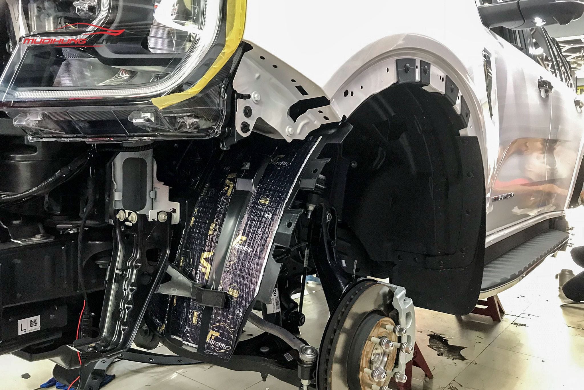 Dán cách âm hốc bánh xe Ford Everest 2023