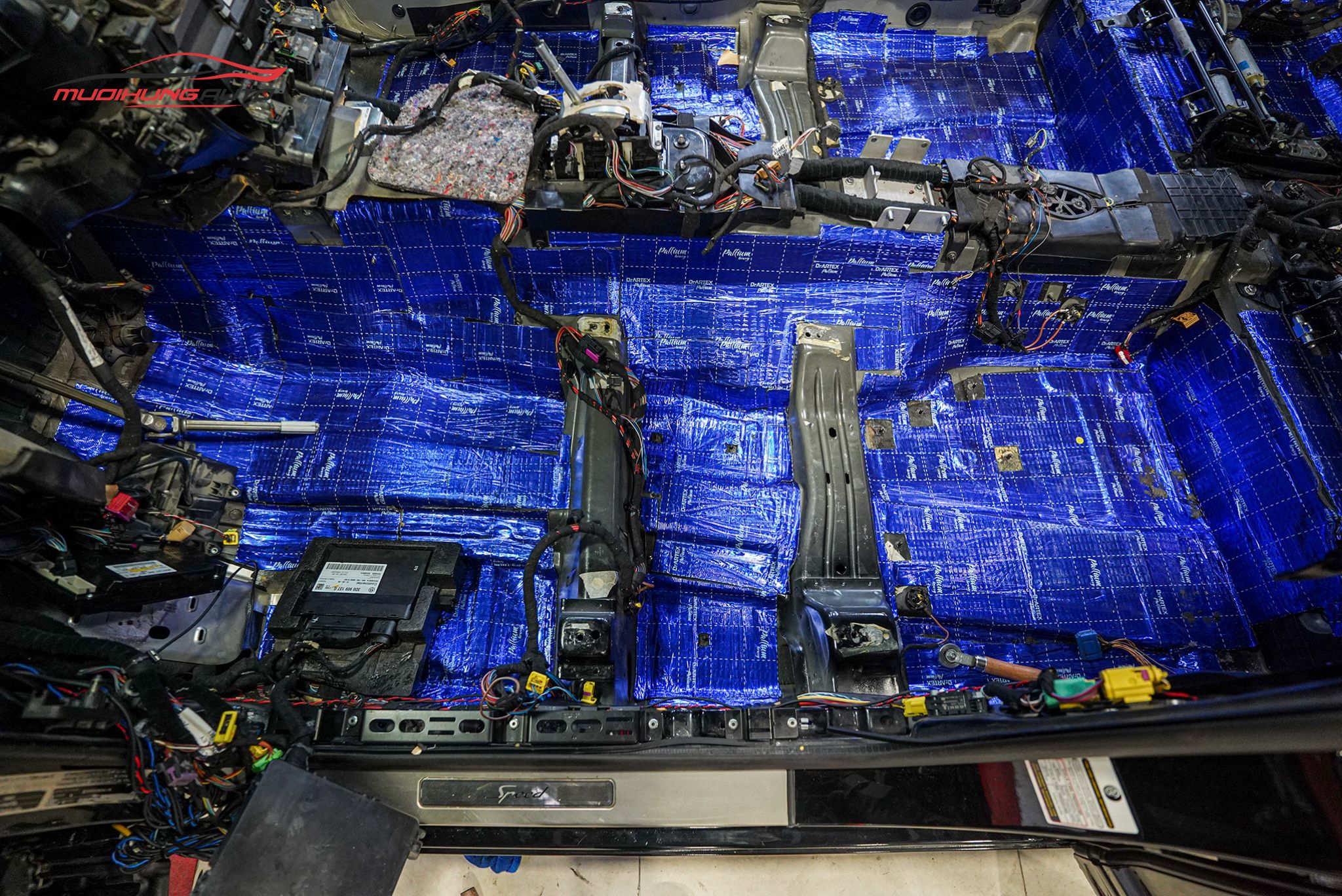 Dán cách âm sàn xe Bentley 2009