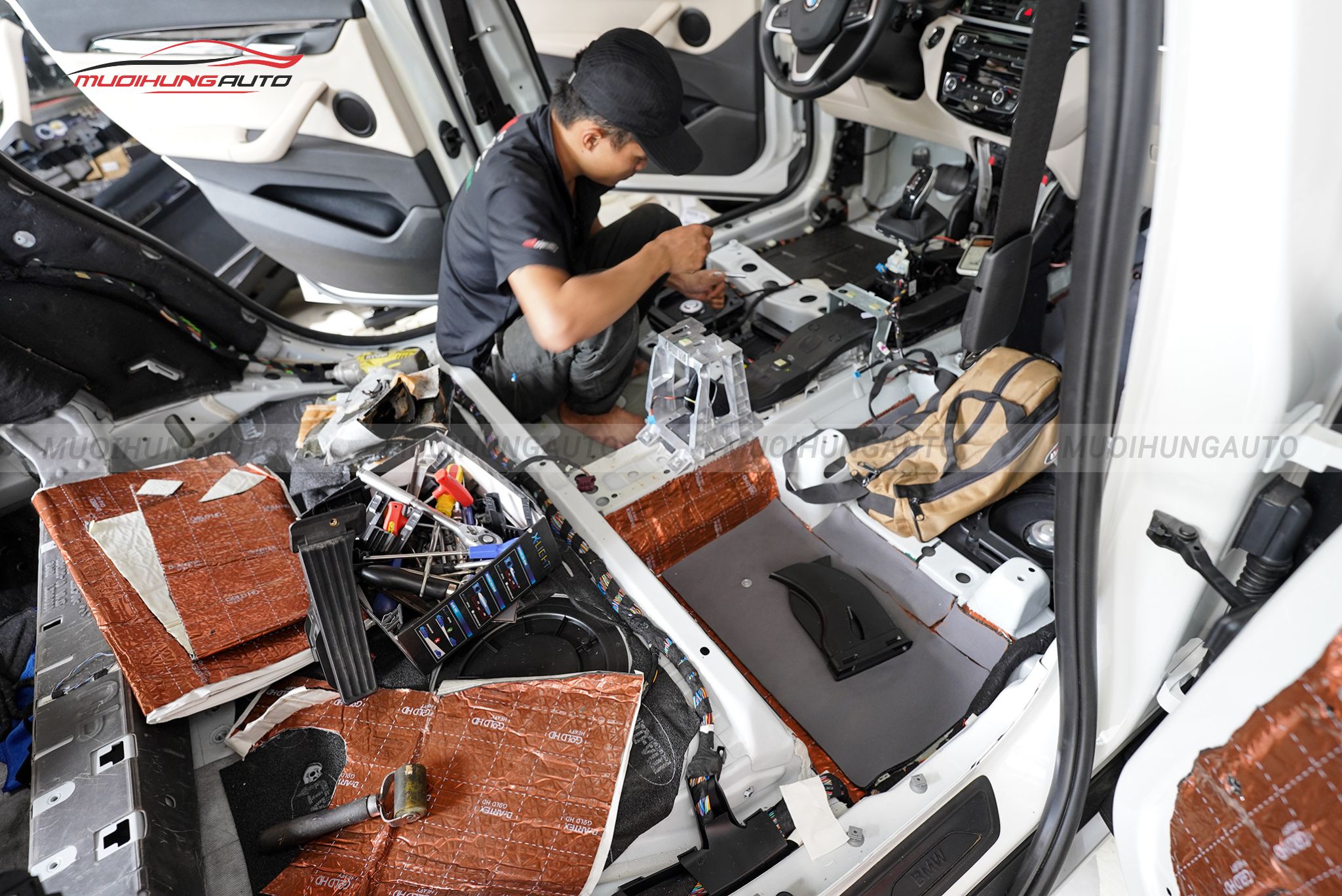 Dán cách âm sàn xe BMW X1