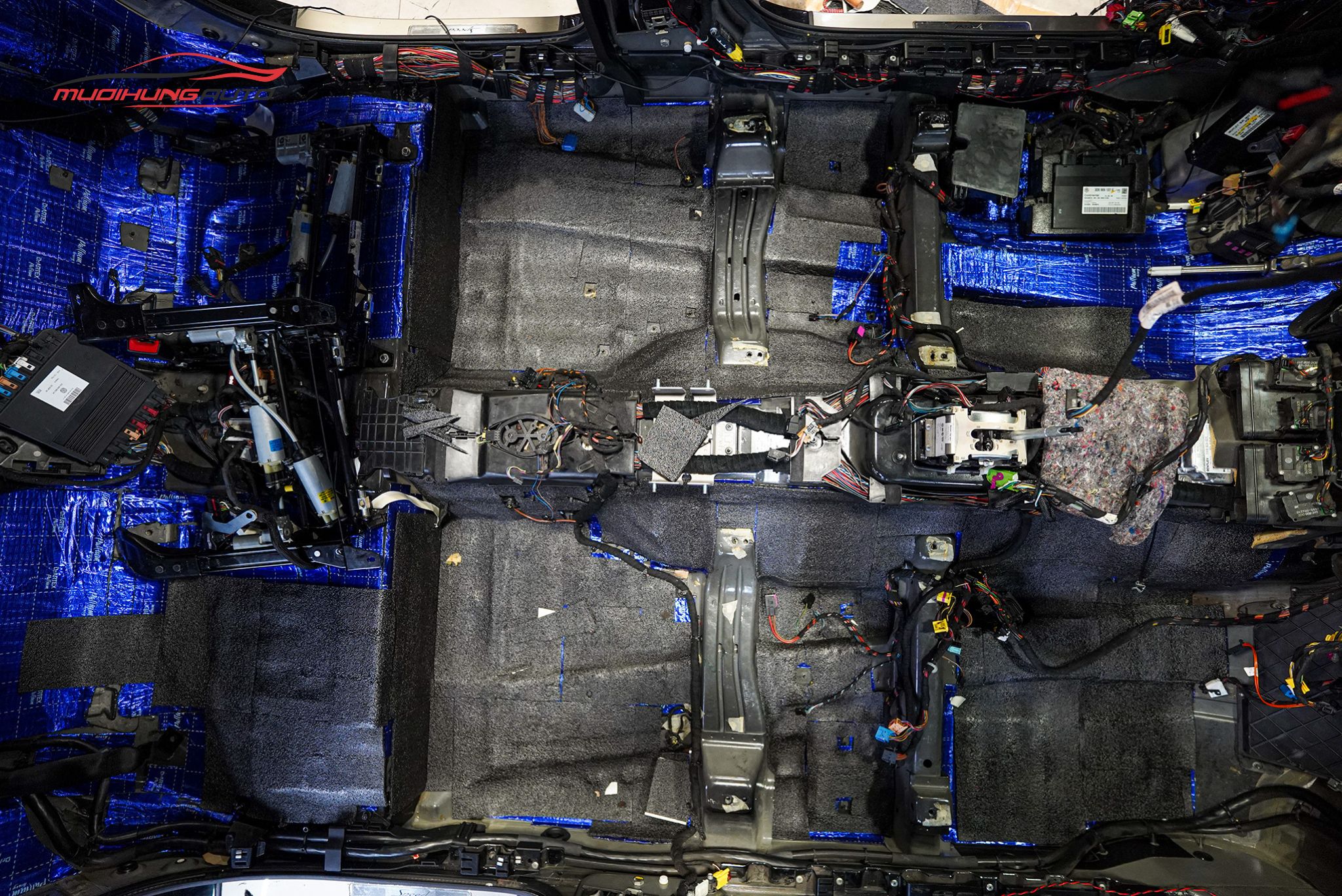 Dán cách âm sàn xe cho Bentley 2009