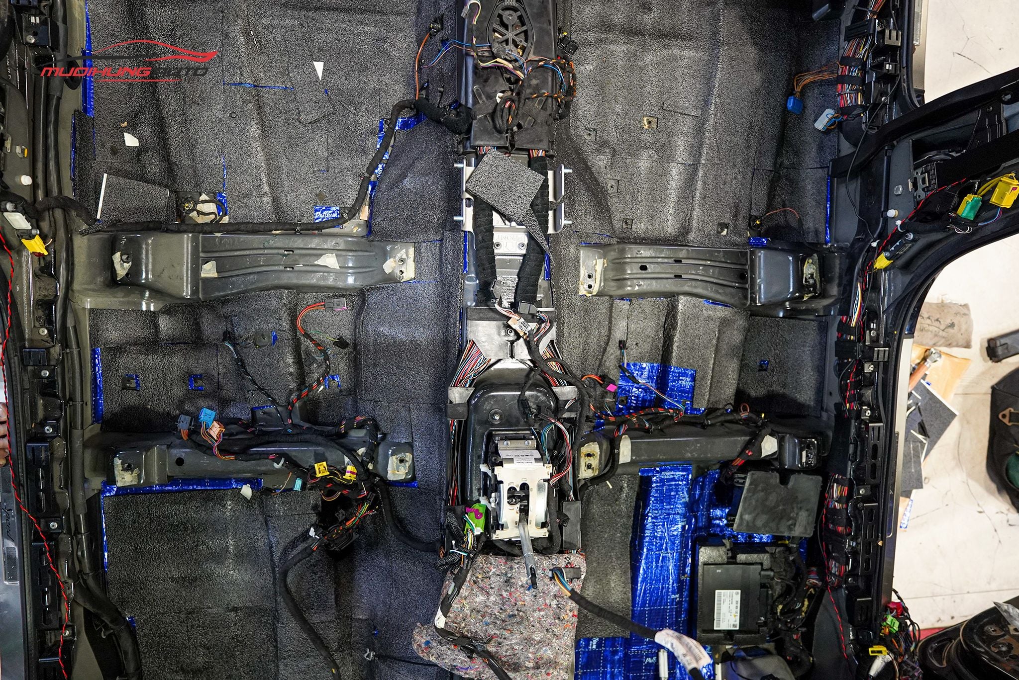 Dán cách âm sàn xe cho ô tô Bentley 2009