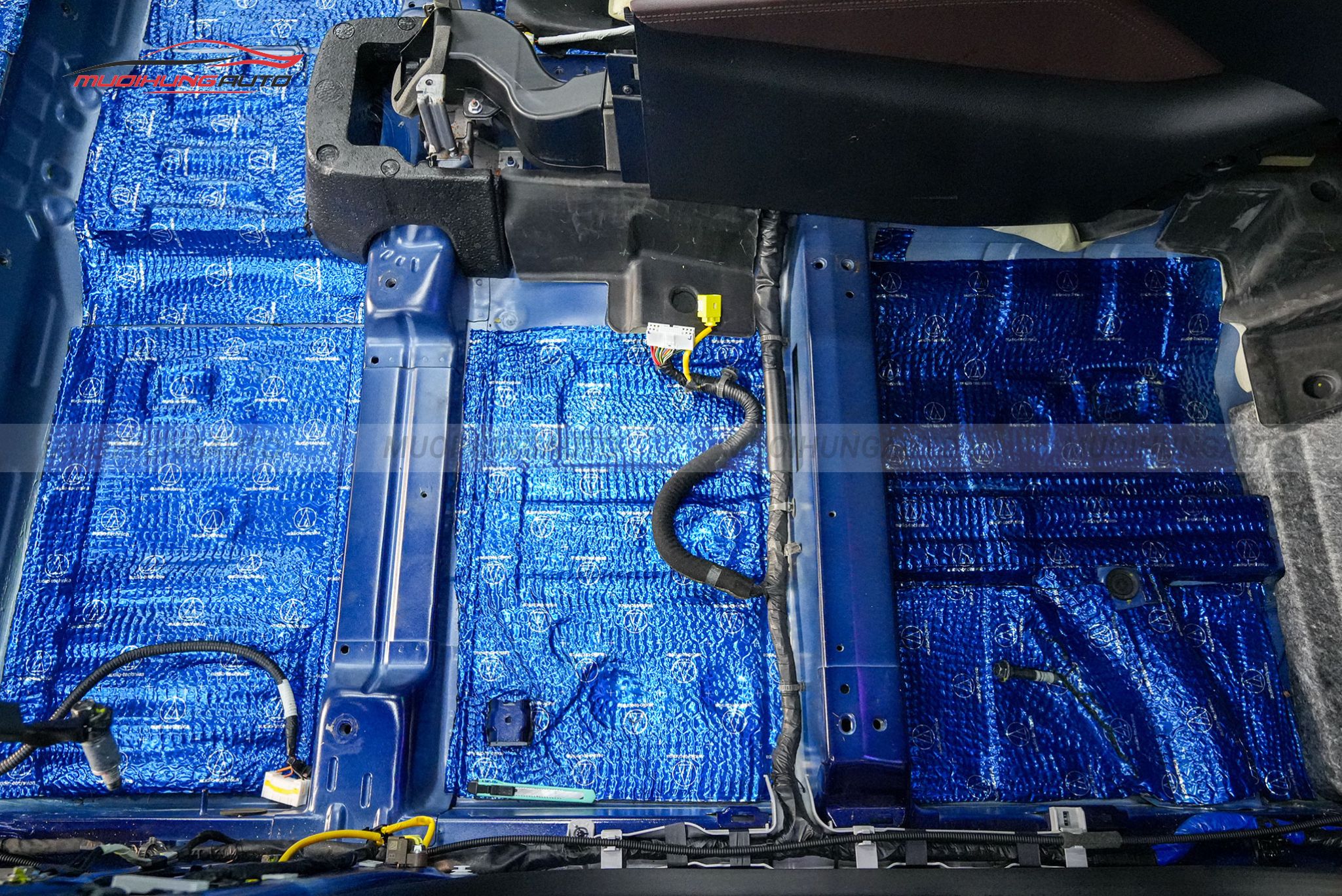 Dán cách âm sàn xe cho ô tô Hyundai Santafe 2019