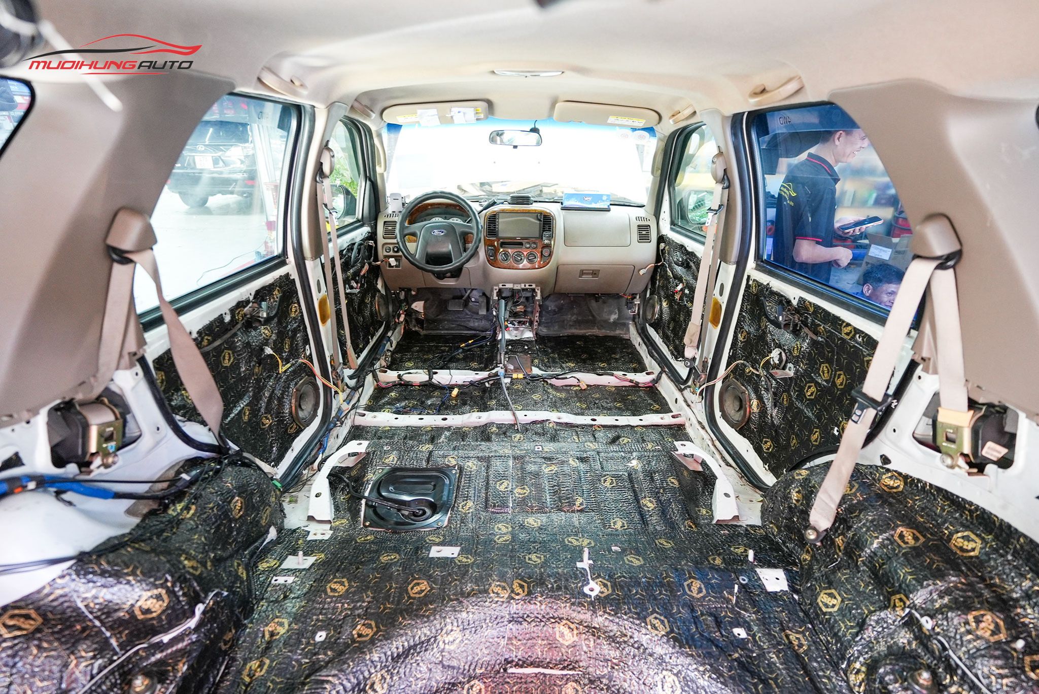 Dán cách âm sàn xe Ford Escape 2002