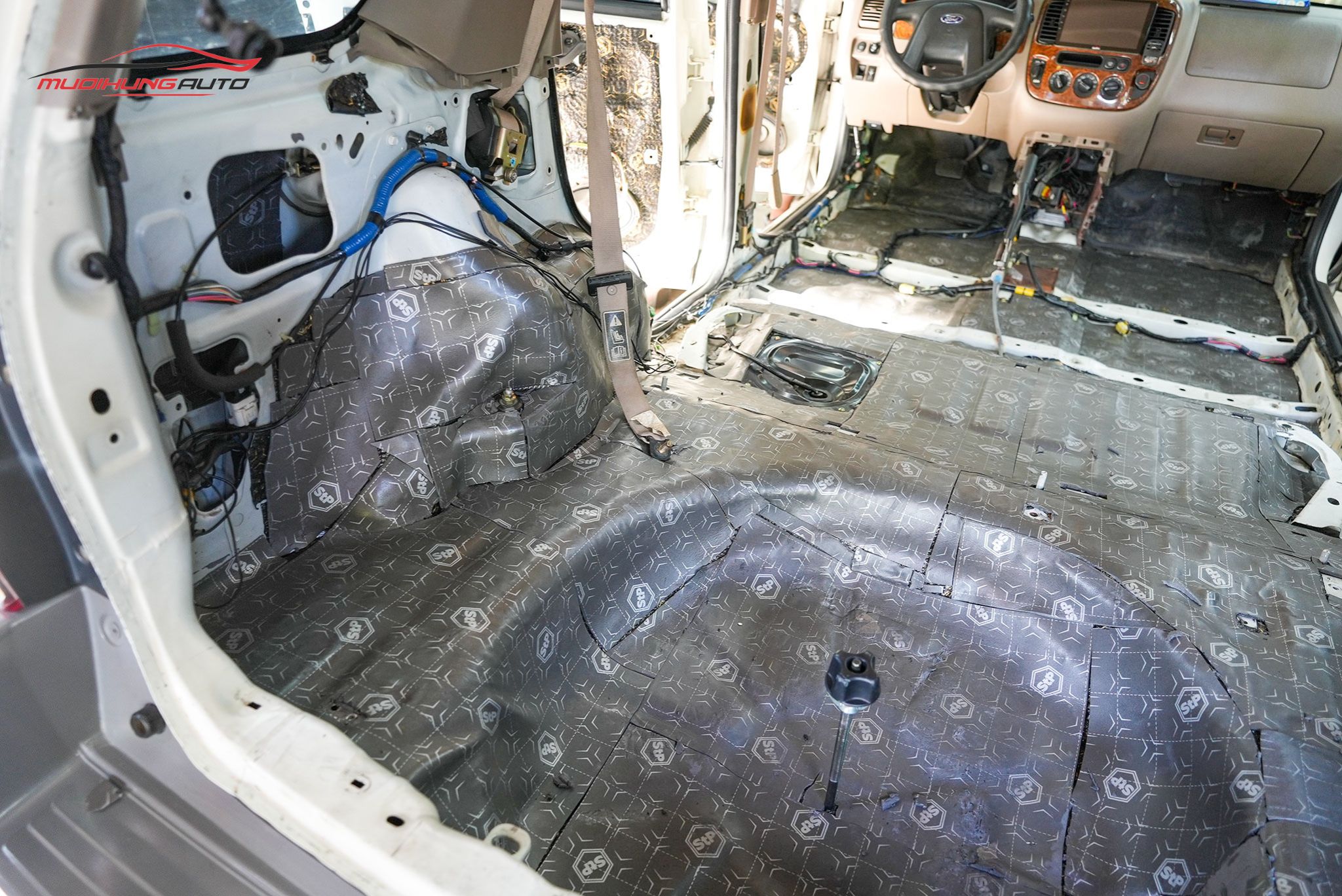 Dán cách âm sàn xe hơi Ford Escape 2002