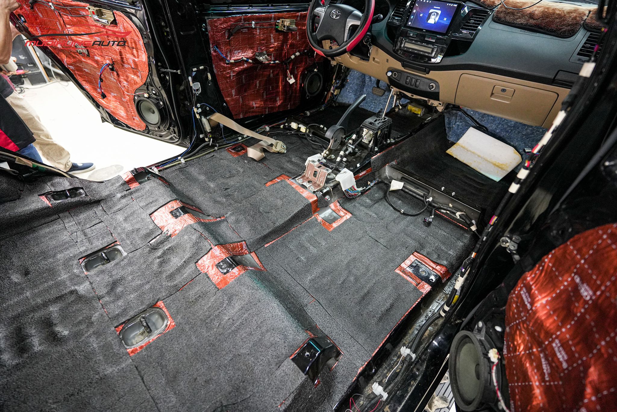 Dán cách âm sàn xe hơi Toyota Fortuner 2015