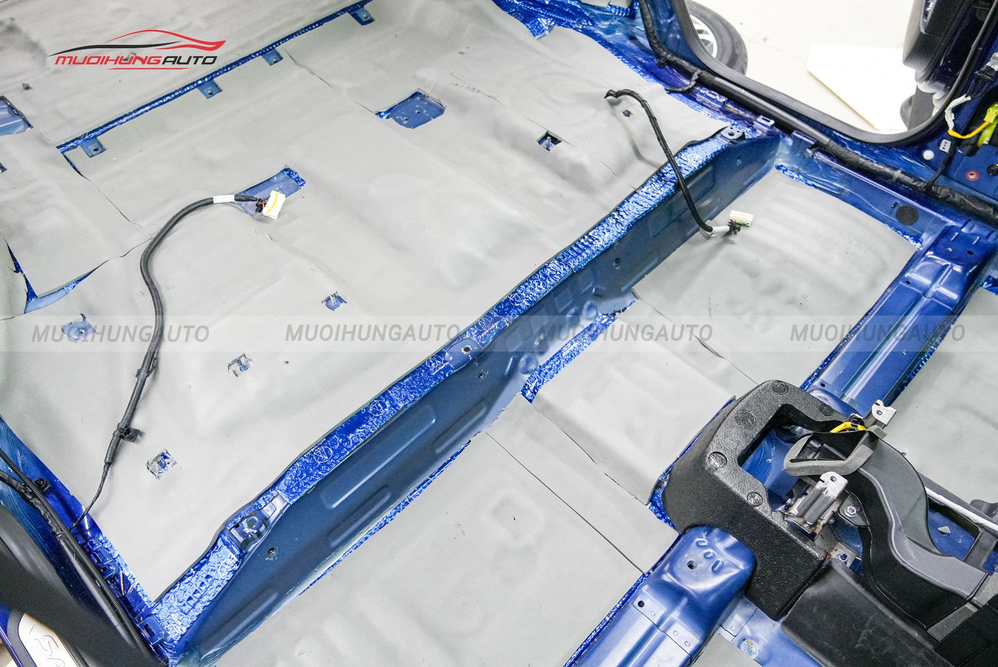 Dán cách âm sàn xe Hyundai Santafe 2019