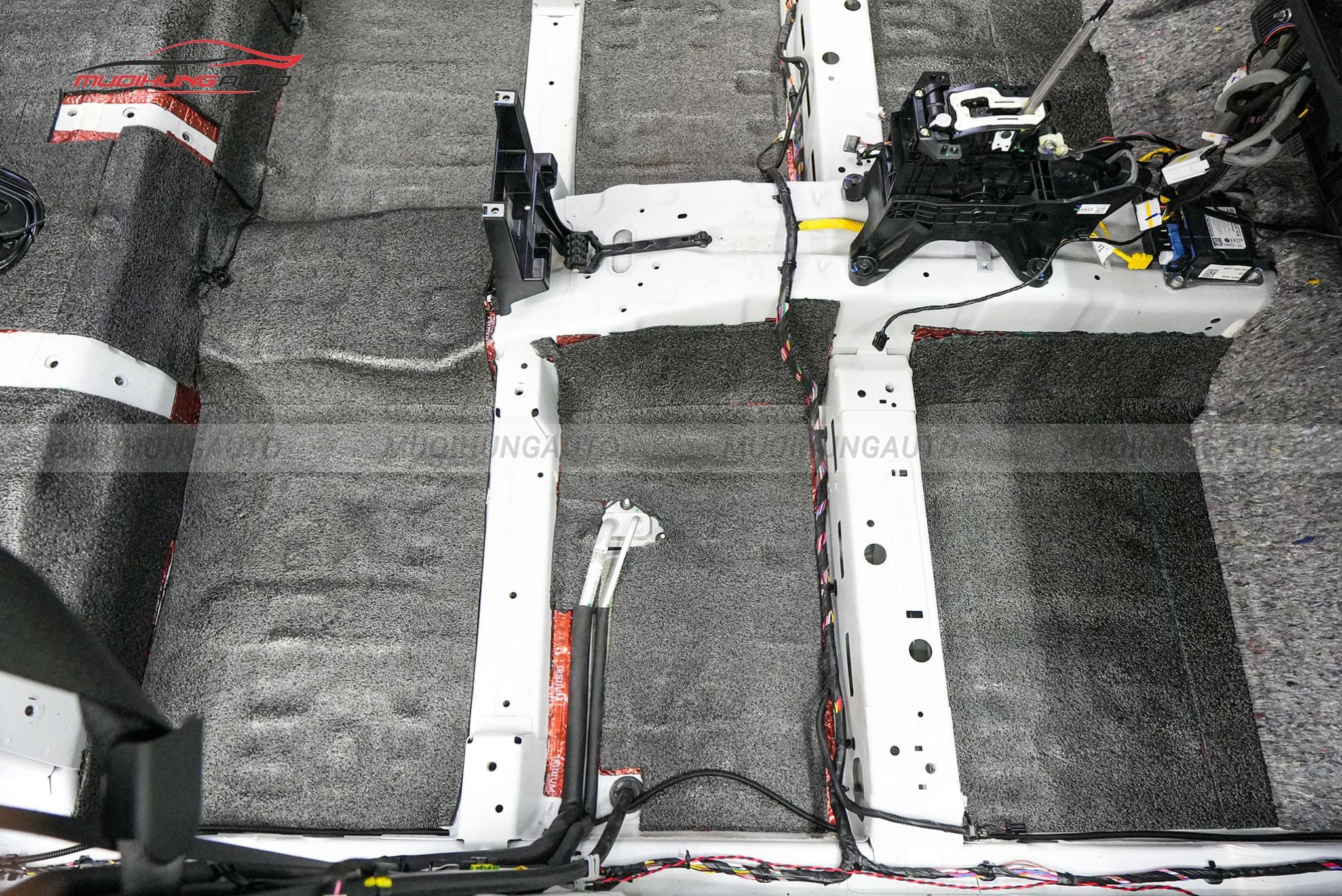 Dán cách âm sàn xe Hyundai Stargazer