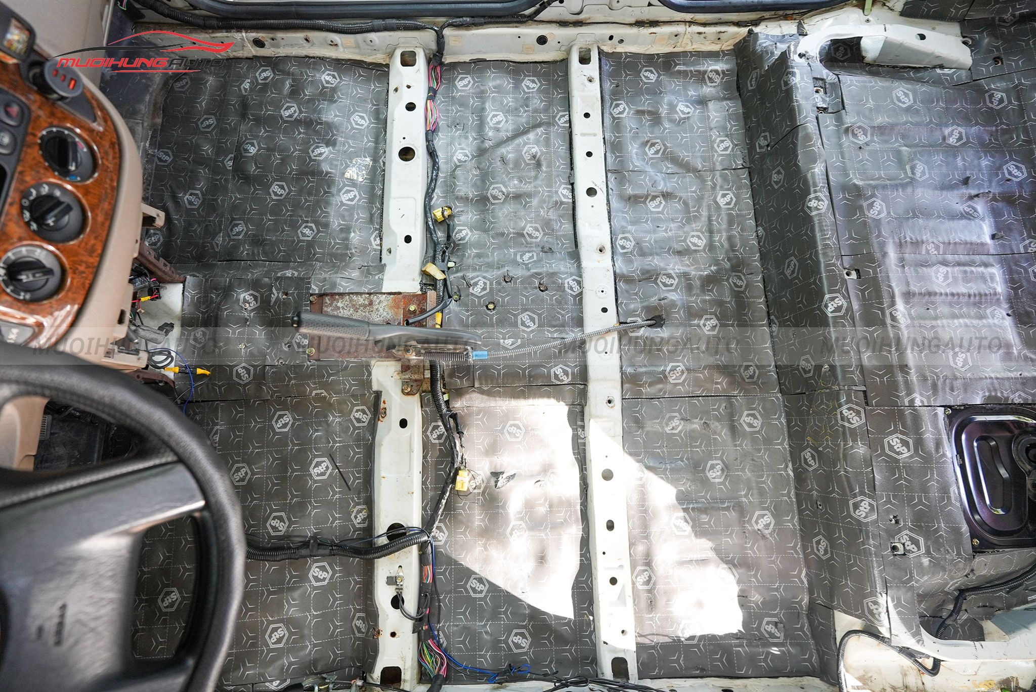 Dán cách âm sàn xe Mitsubishi Outlander 2020