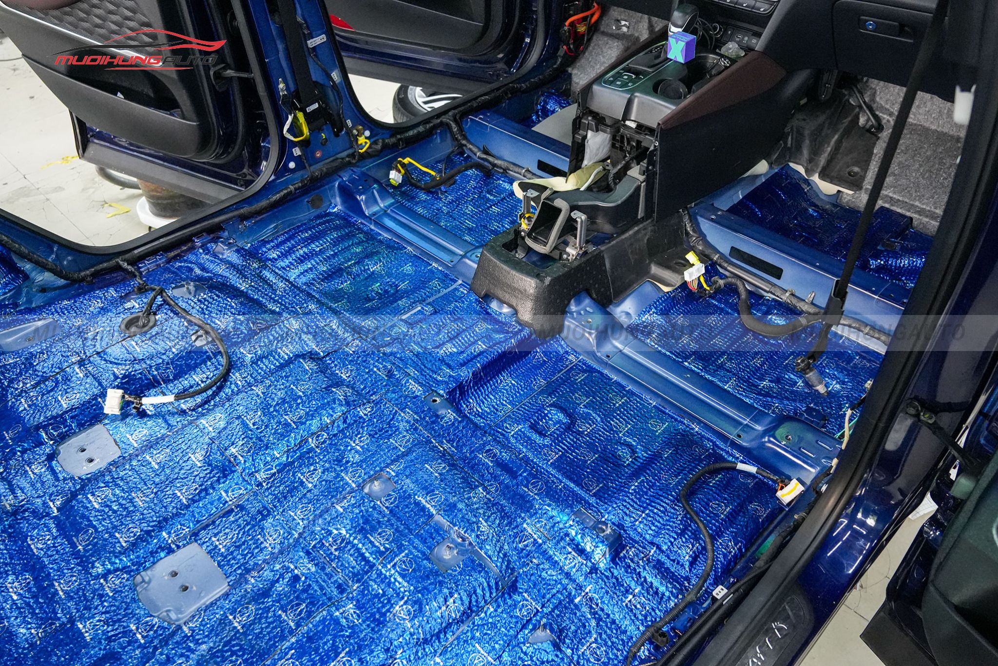 Dán cách âm sàn xe ô tô Hyundai Santafe 2019