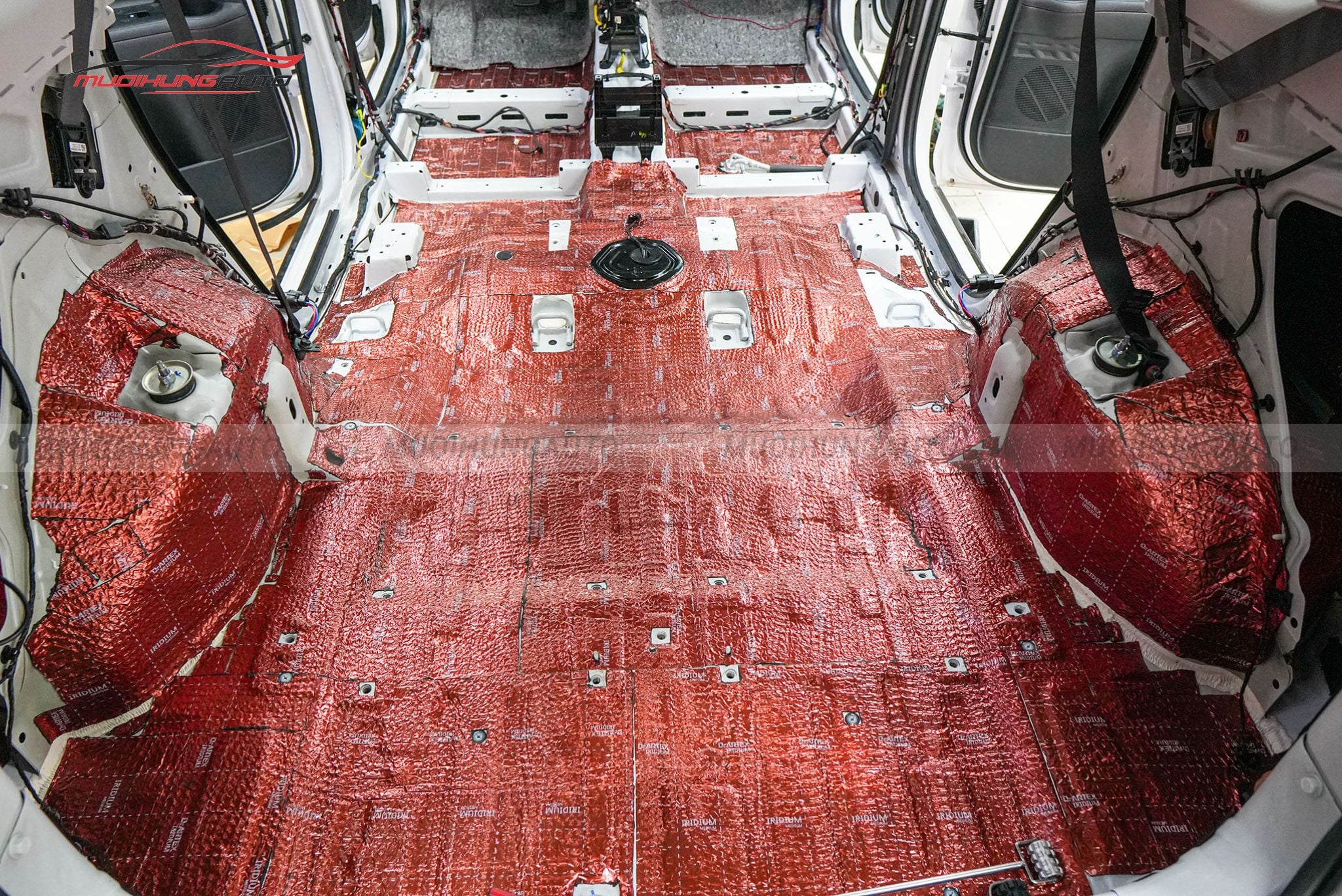 Dán cách âm sàn xe ô tô Hyundai Stargazer