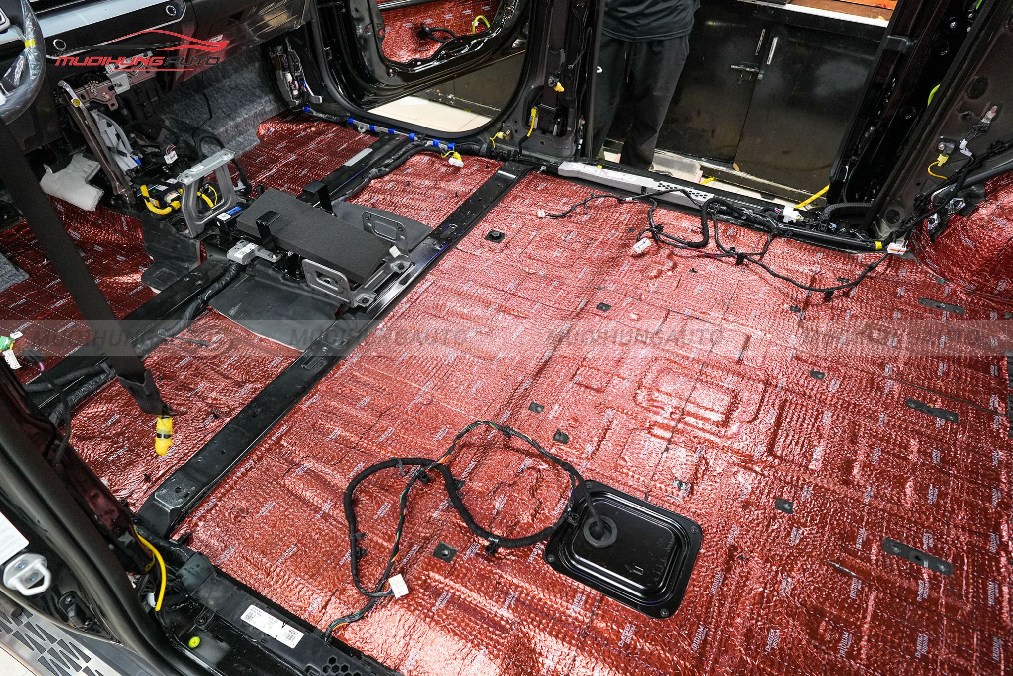 Dán cách âm sàn xe ô tô Kia Carnival 2025