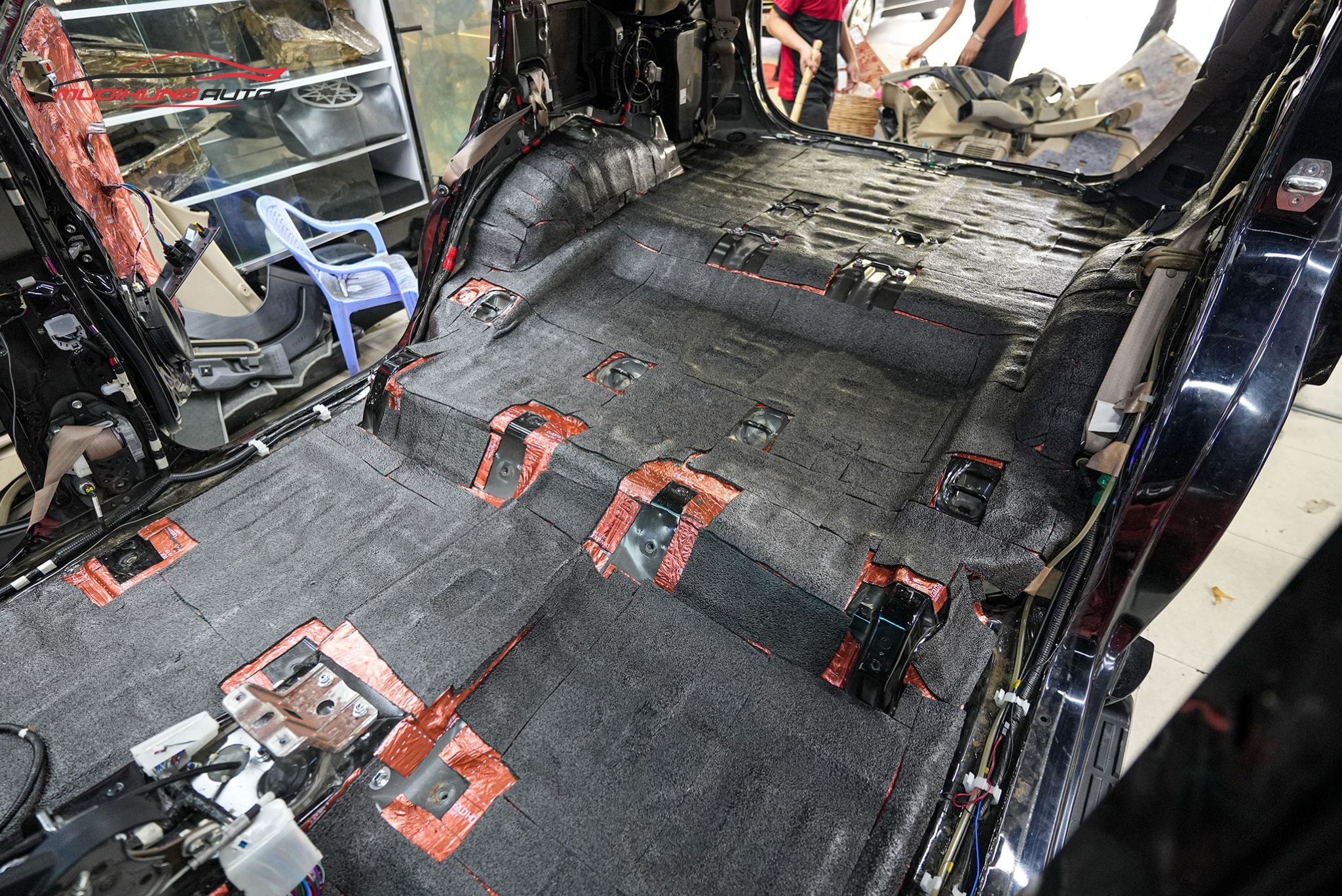 Dán cách âm sàn xe Toyota Fortuner 2015