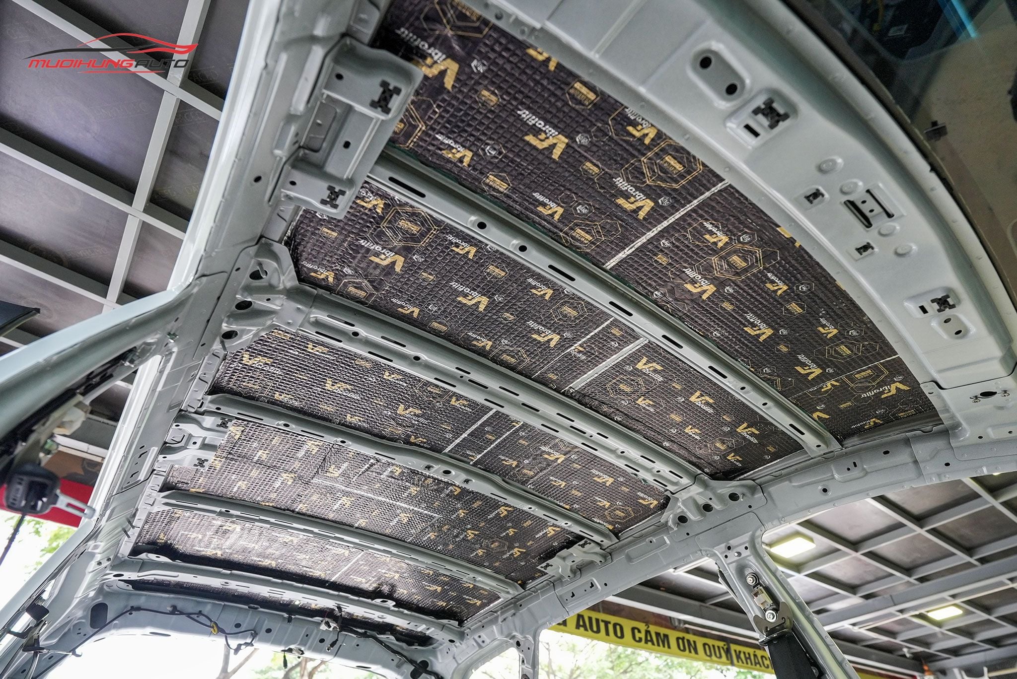 Dán cách âm trần xe Kia Rondo 2015