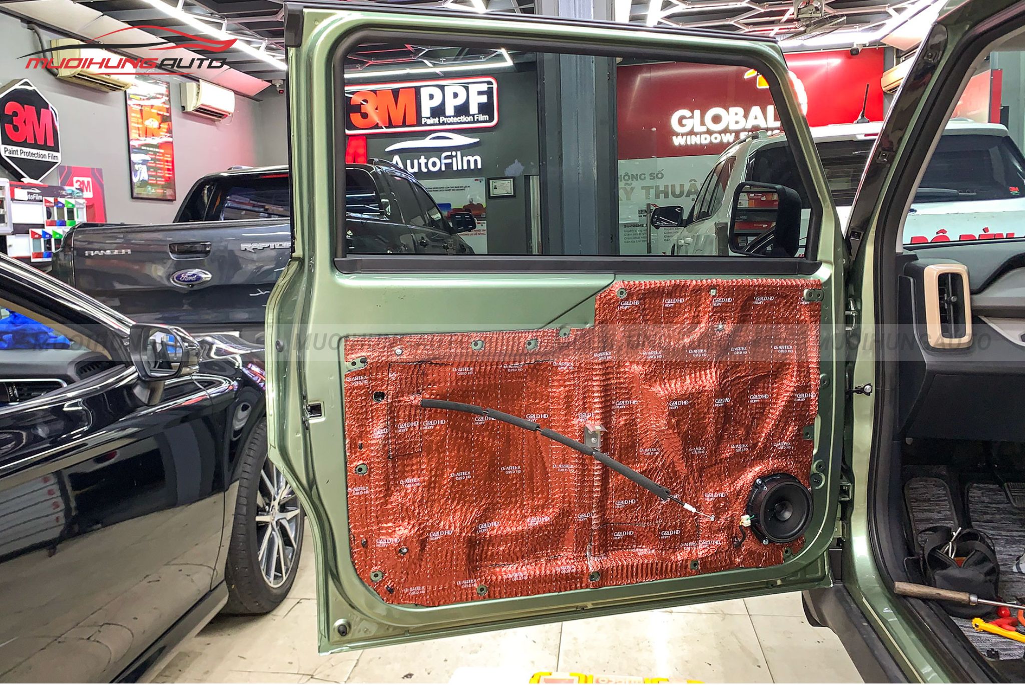 Dán chống ồn cho 4 cánh cửa Vinfast Minio Green