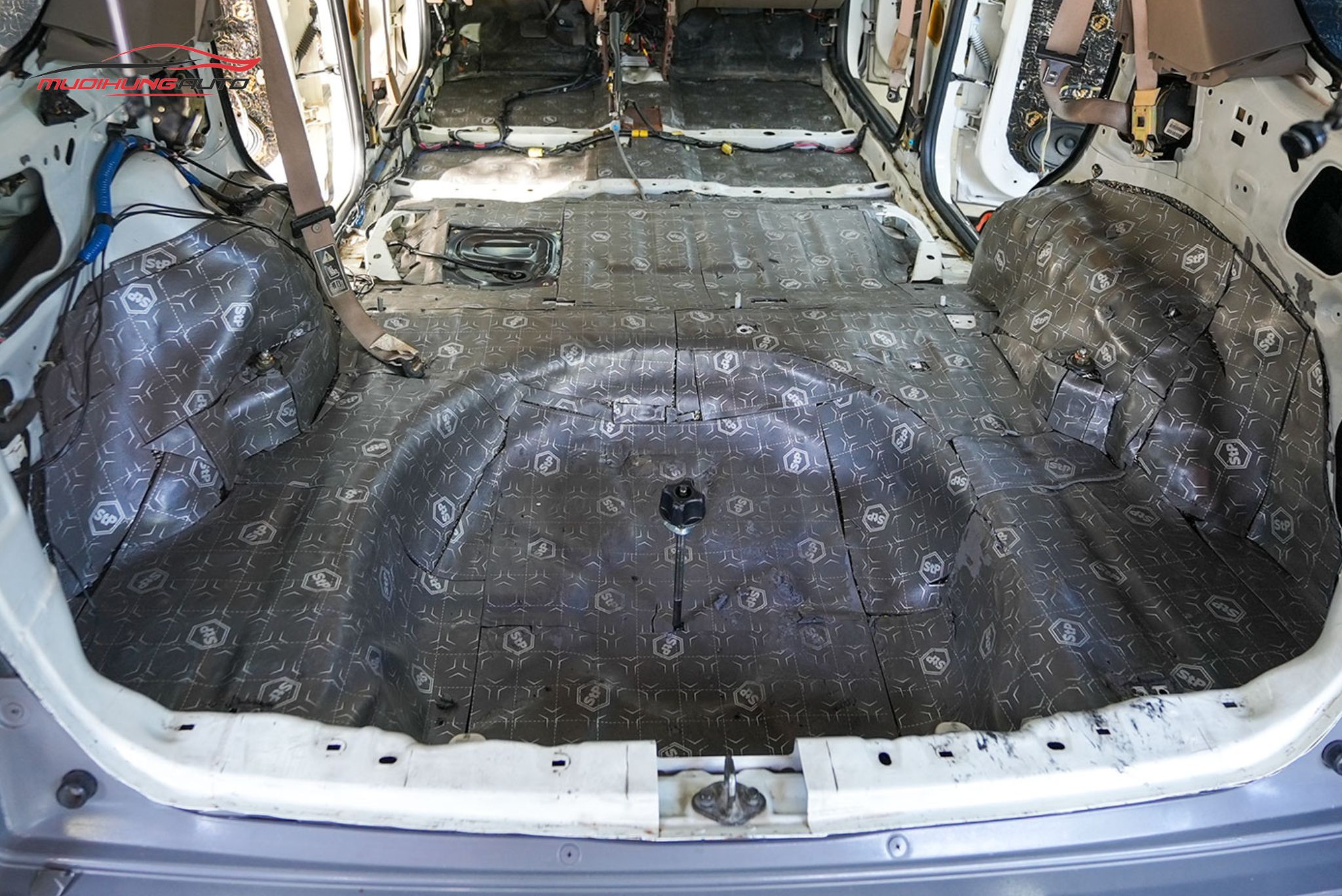 Dán chống ồn cốp xe ô tô Ford Escape 2002