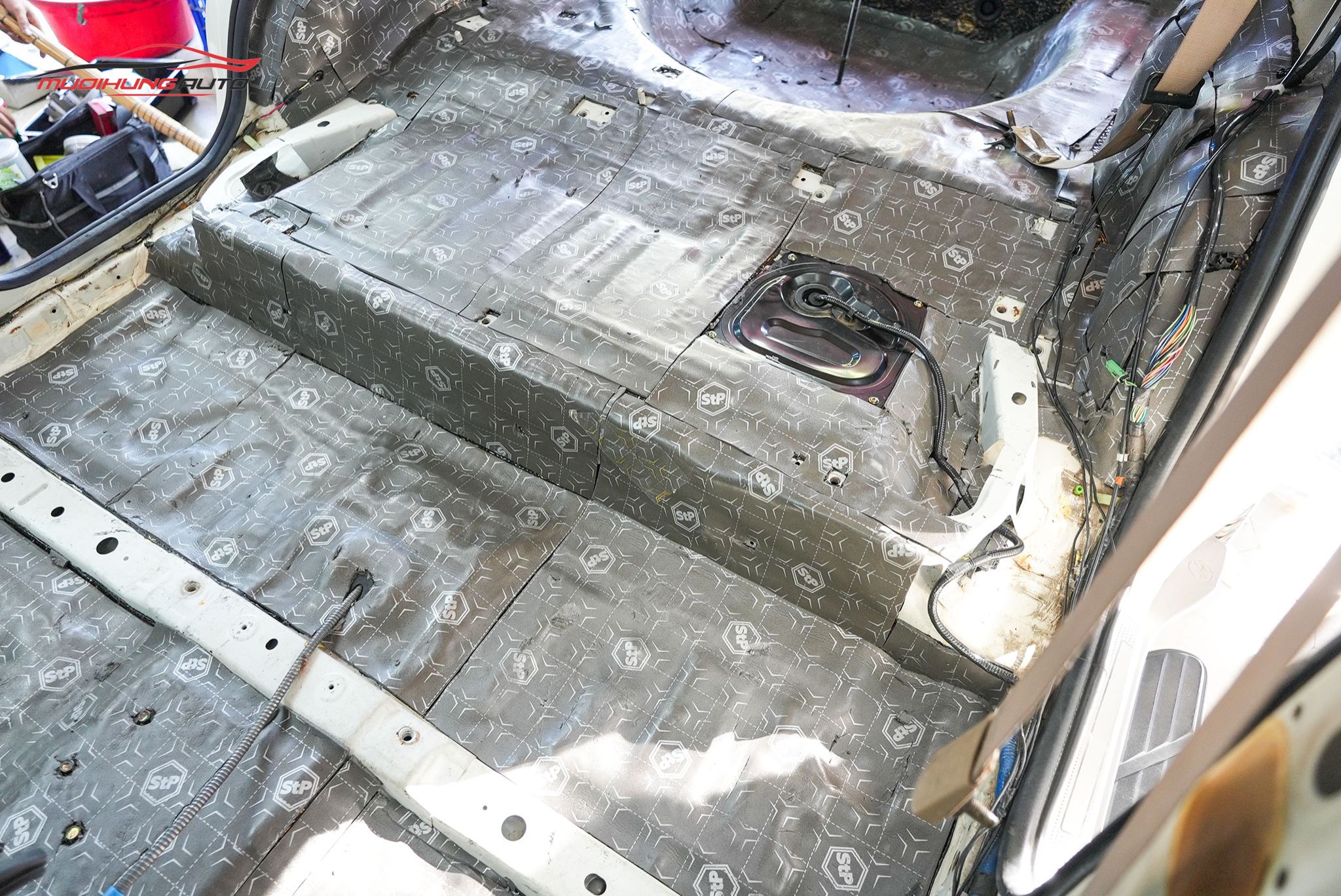 Dán chống ồn sàn xe Ford Escape 2002