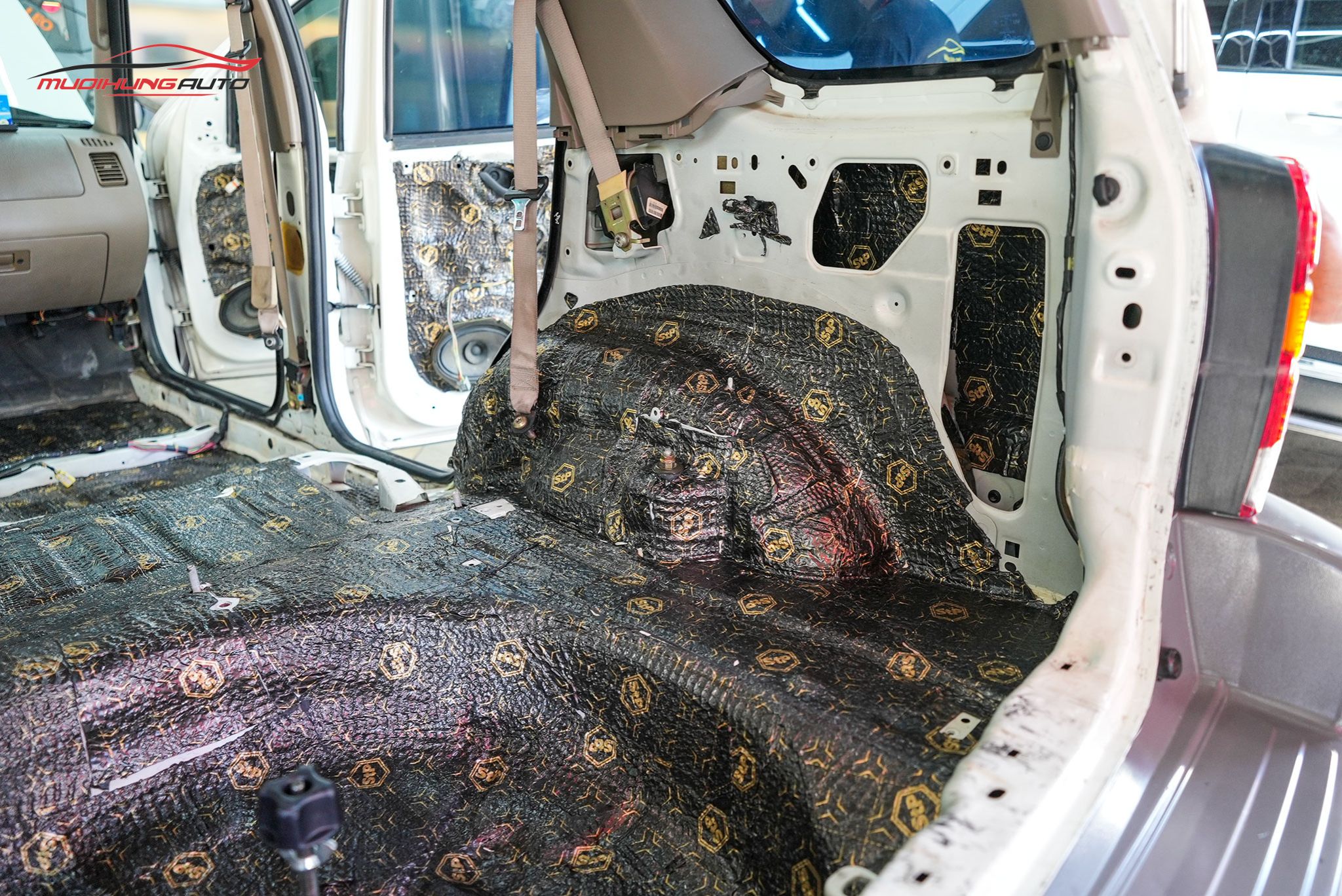 Dán chống ồn sàn xe ô tô Ford Escape 2002