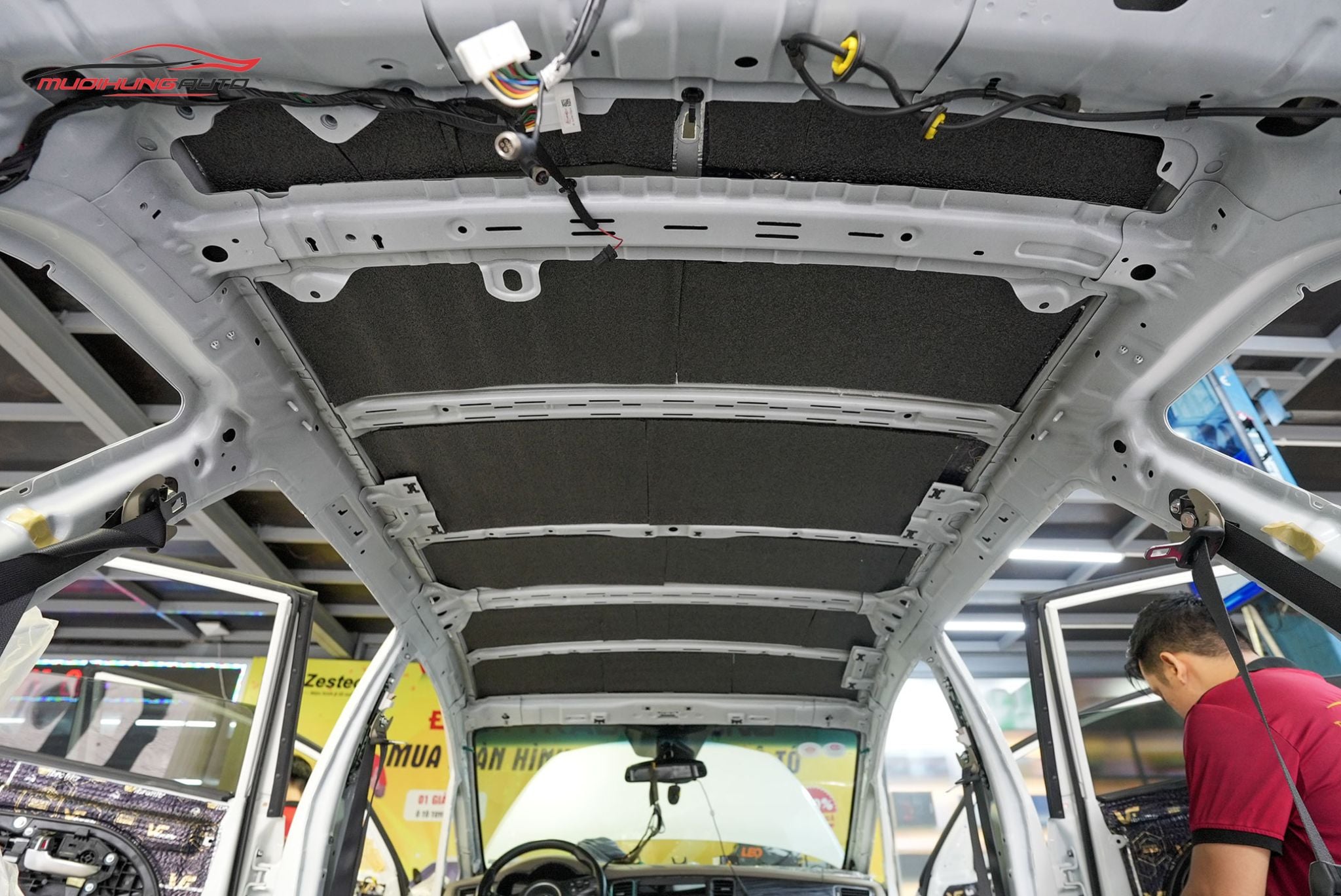 Dán chống ồn trần xe Kia Rondo 2015