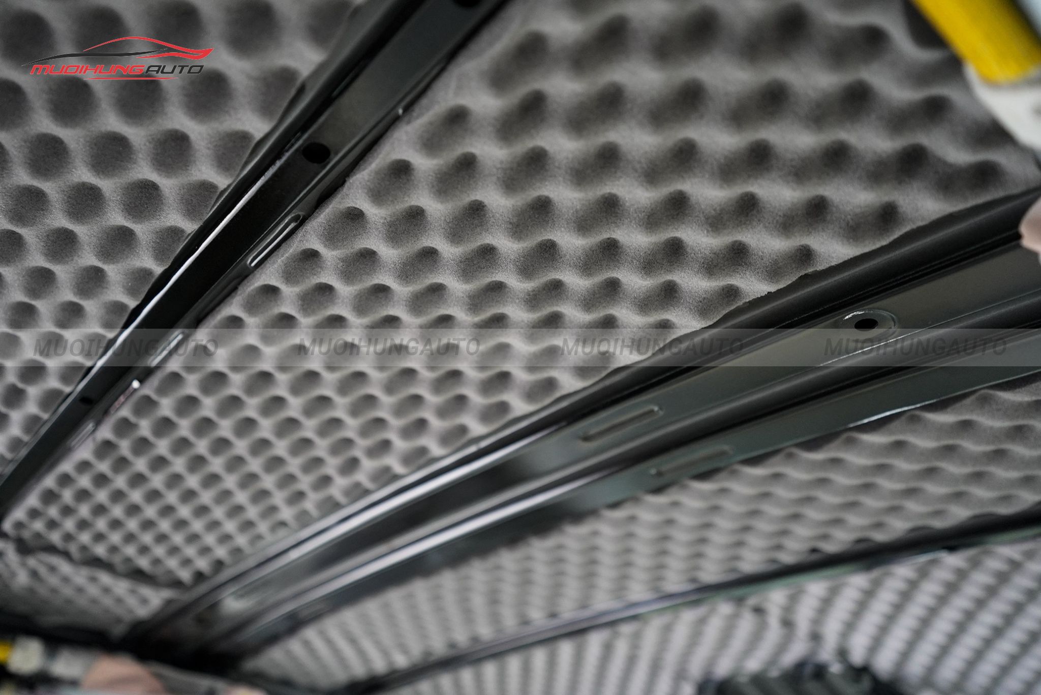 Dán chống ồn trần xe ô tô Ford Escape 2002