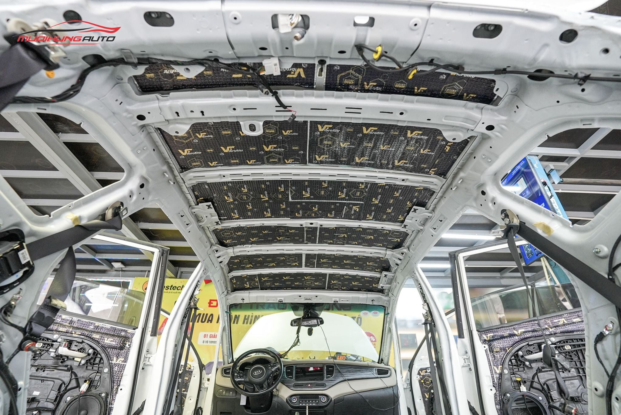 Dán chống ồn trần xe ô tô Kia Rondo 2015