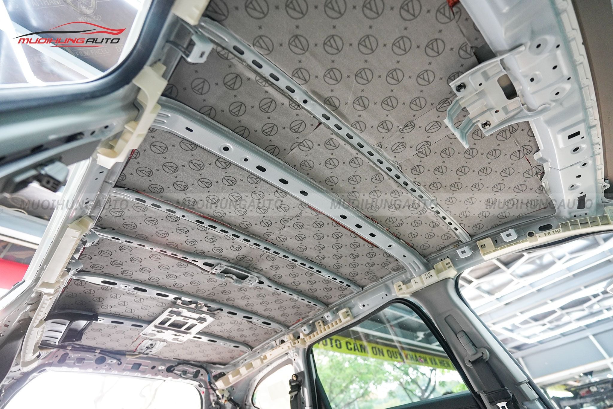 Dán chống ồn trần xe ô tô Subaru Forester 2023