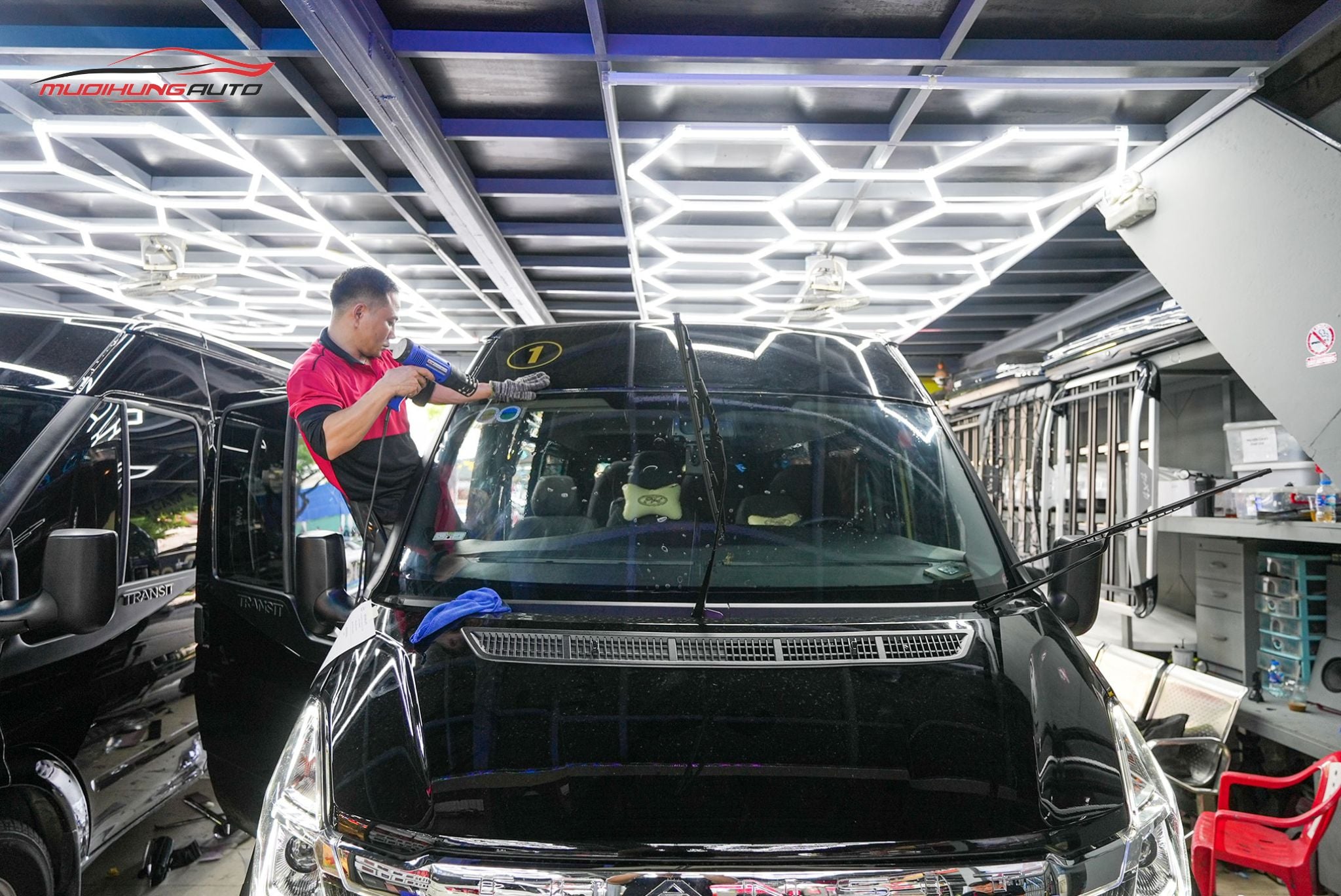 Dán phim cách nhiệt 3M cho xe Ford Transit 2024