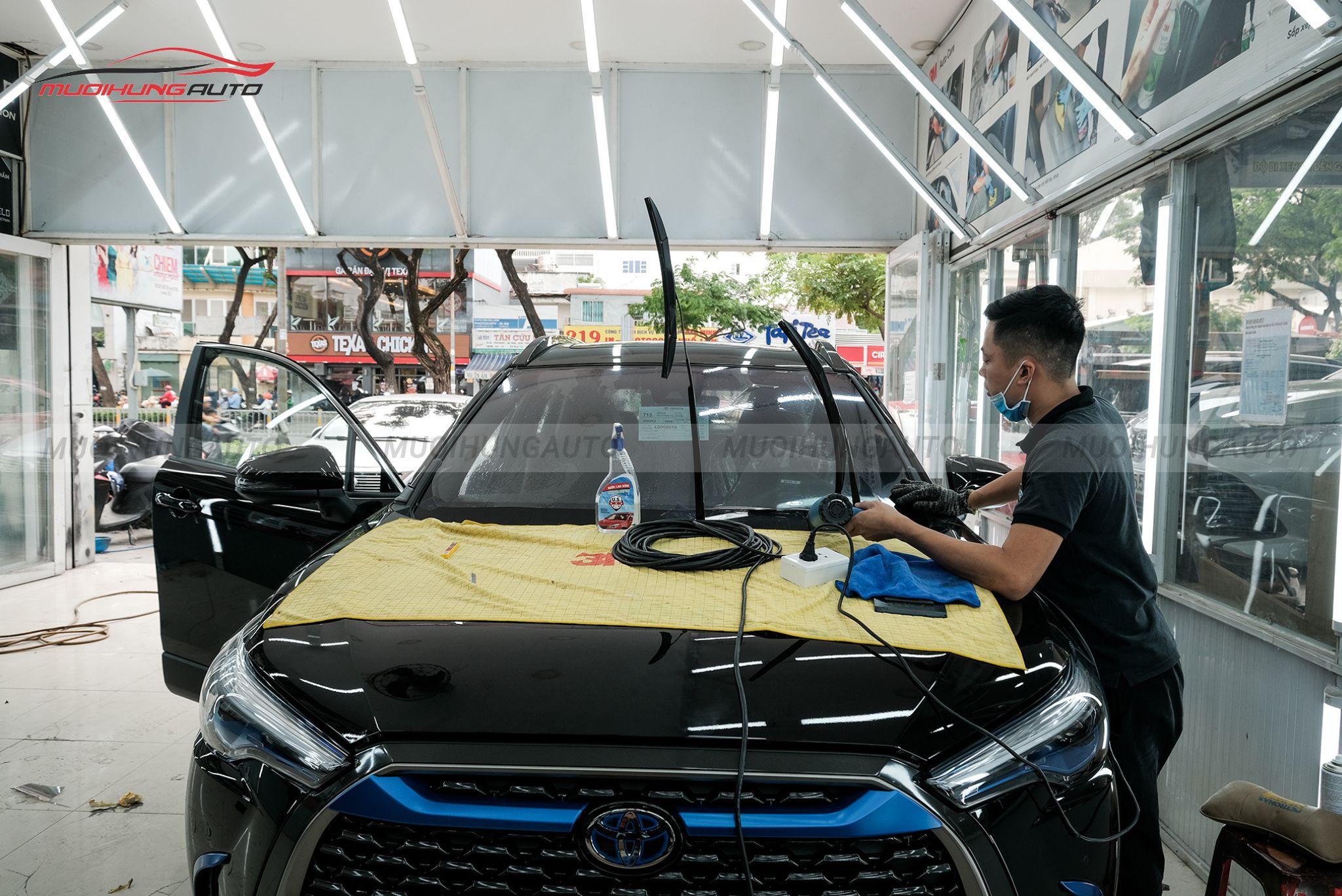 Dán phim cách nhiệt 3M cho xe Toyota Corolla Cross Hybrid