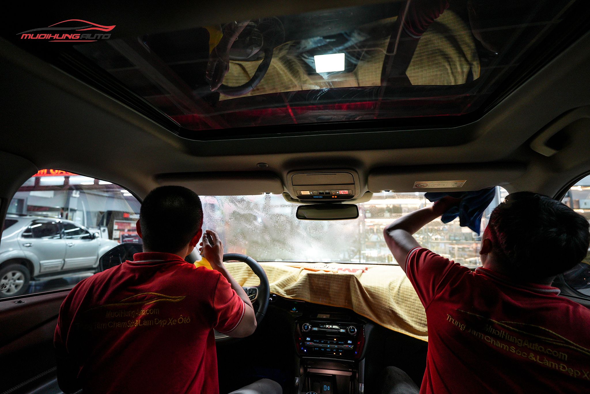 Dán phim cách nhiệt 3M xe Ford Explorer 2022