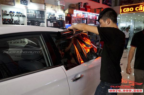 Dán phim chống nóng Llumar&nbsp; Hyundai Elantra Chính hãng 01