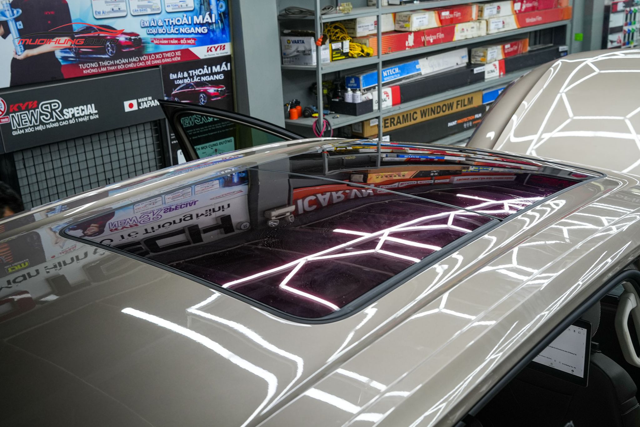 Sau khi dán phim PPF TPU SUNROOF cách nhiệt cửa sổ trời cho Volkswagen Viloran