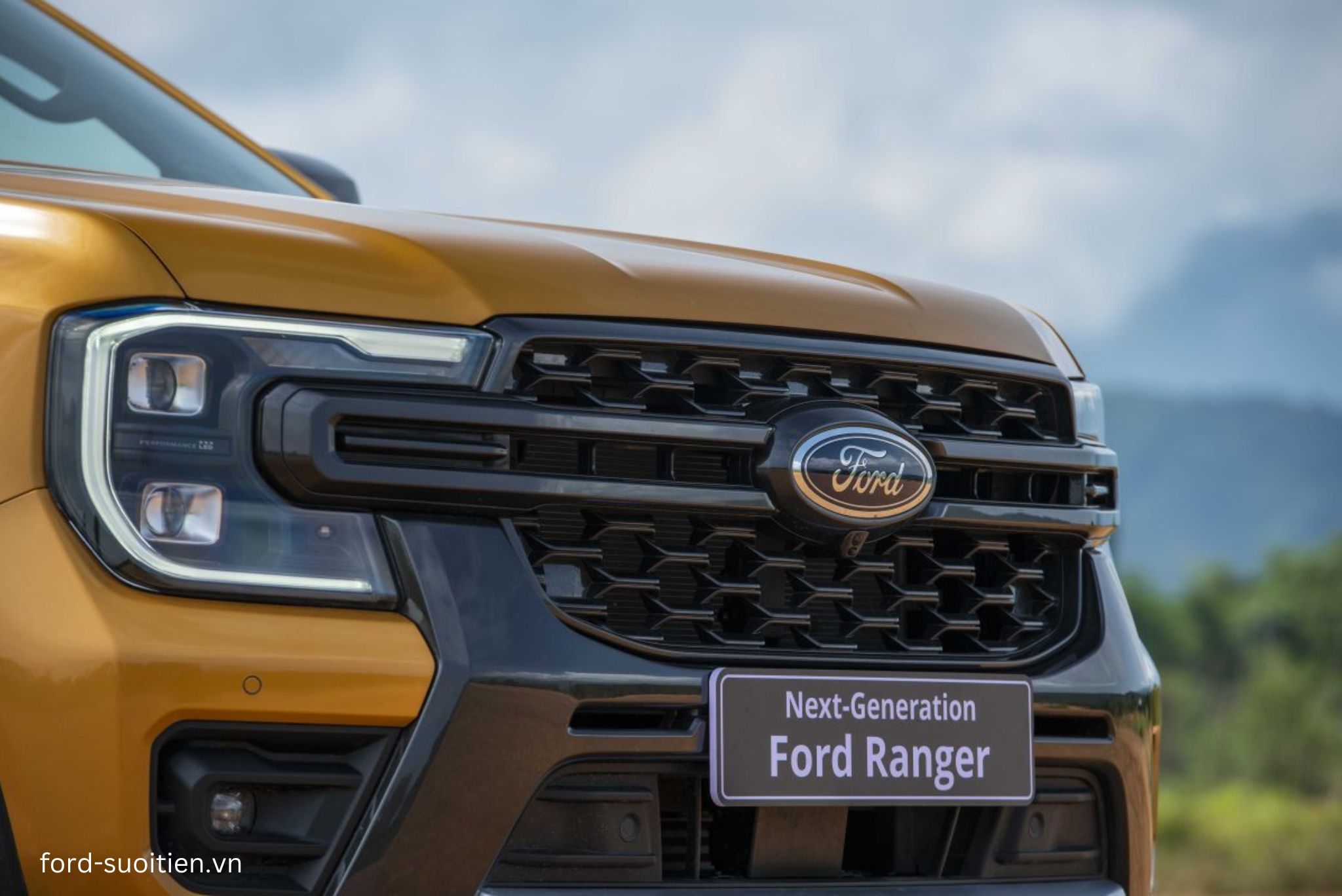 Ford Ranger 2025 thiết kế đầu xe với cụm đèn pha LED hình chữ C