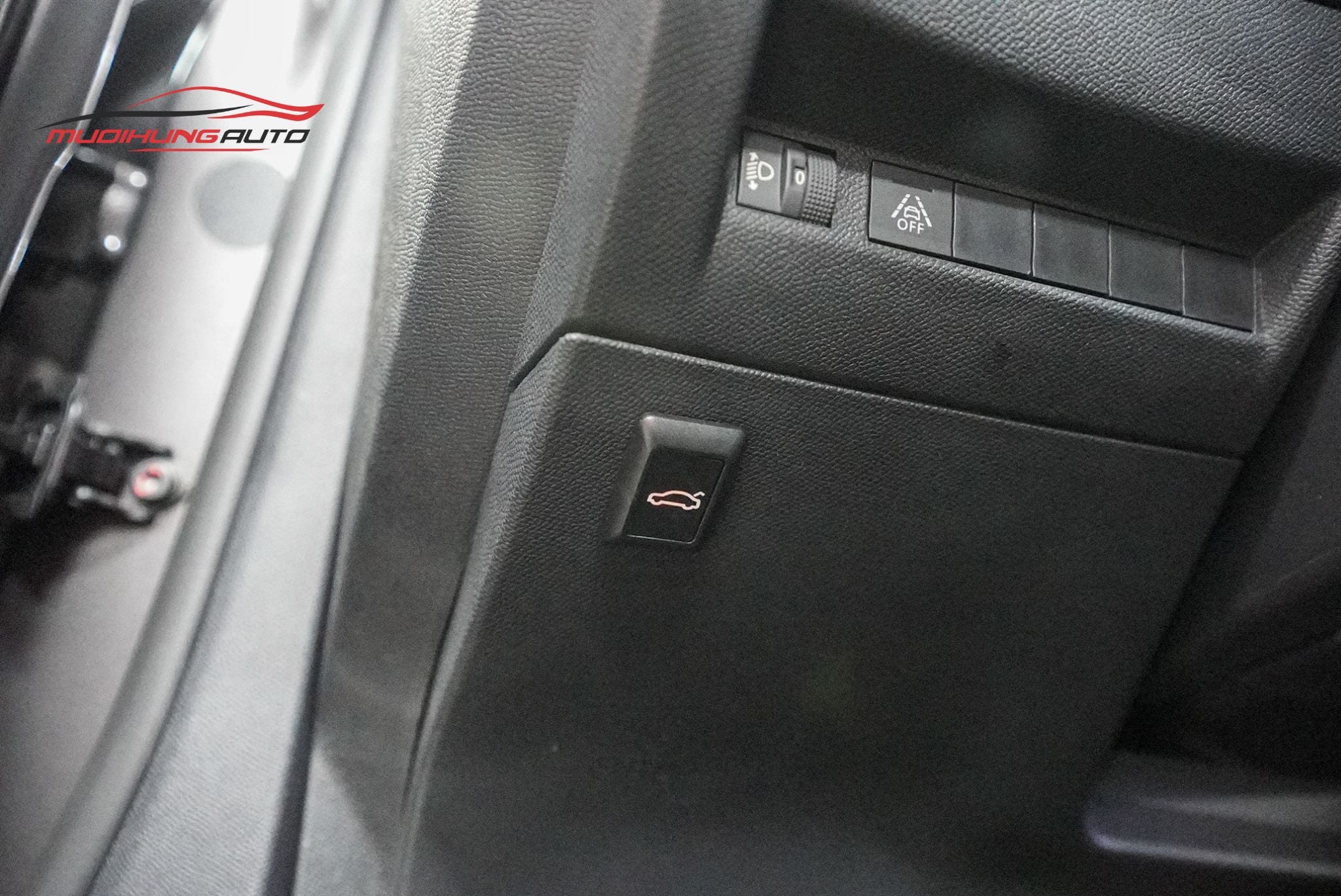 Độ cốp điện xe hơi Peugeot 2008