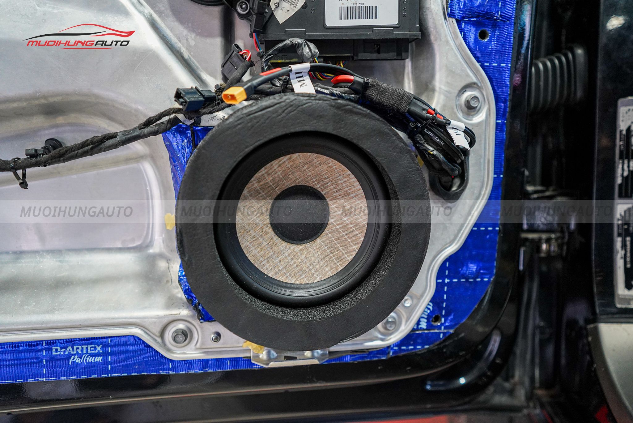 Độ loa cánh cho ô tô Bentley