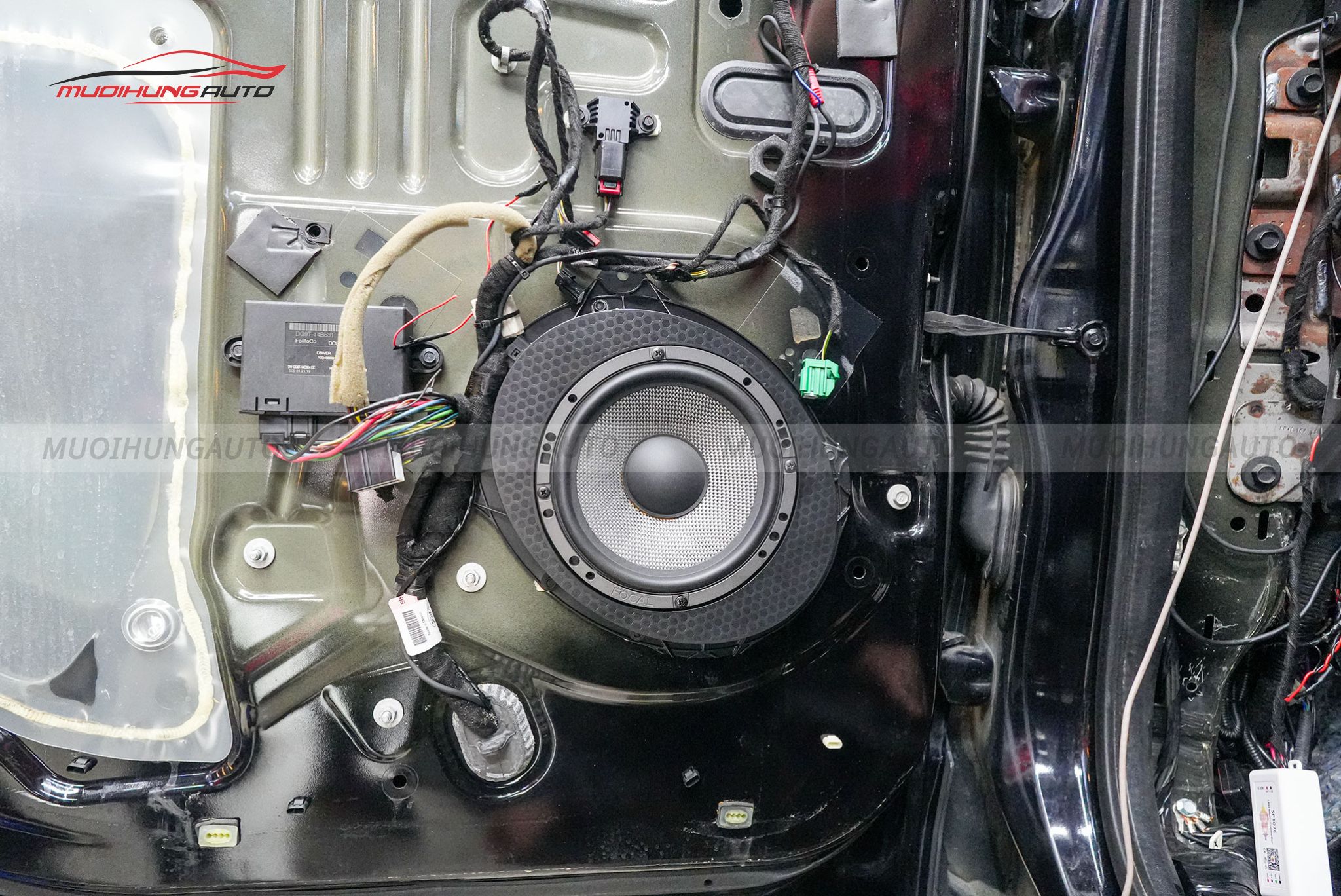 Độ loa cánh cho ô tô Ford Explorer