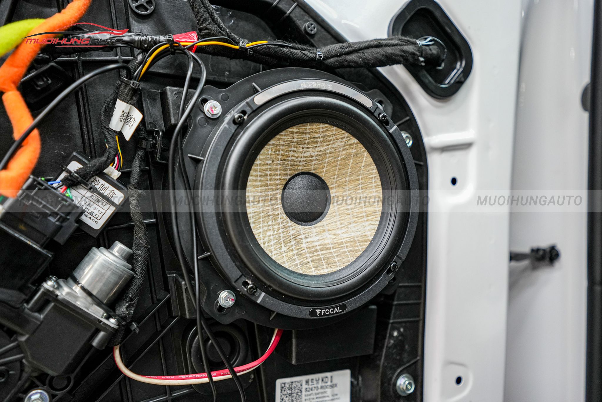 Độ loa cánh cho ô tô Kia Carnival