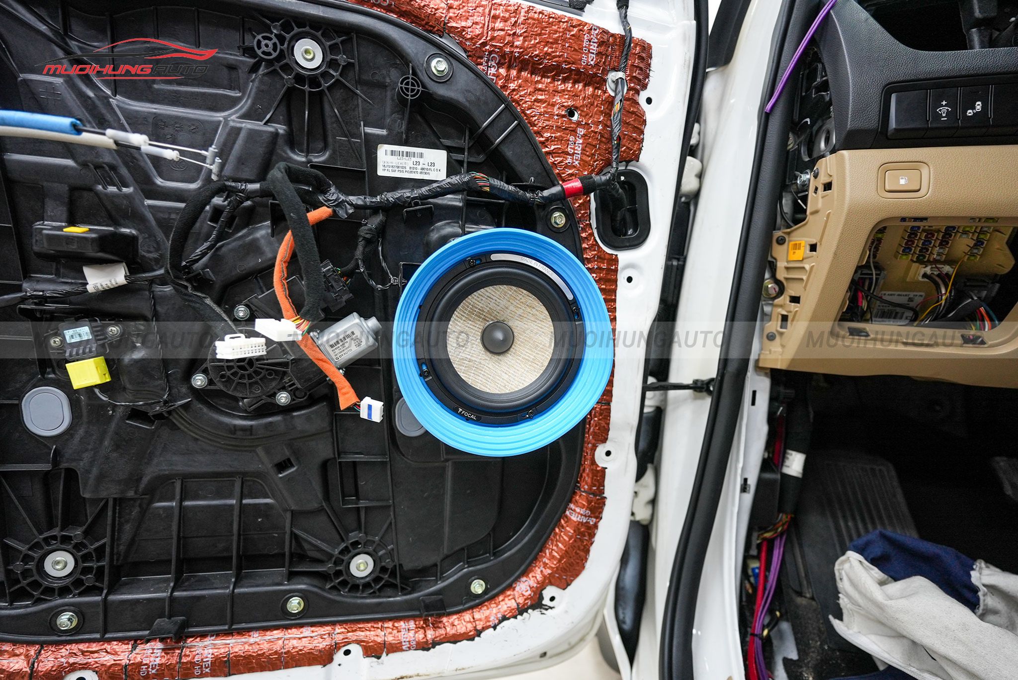 Độ loa cánh cho ô tô Kia Sedona 2018