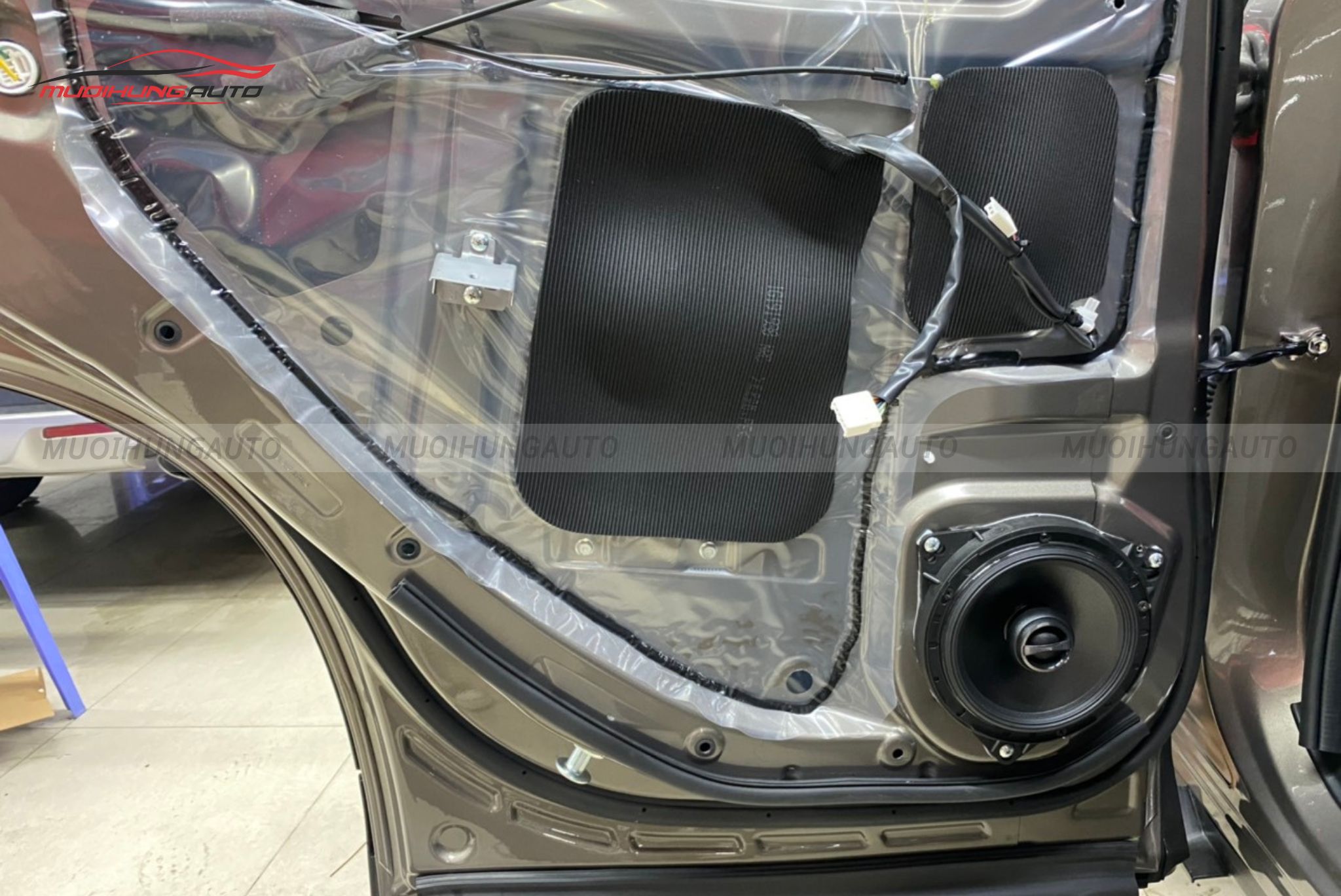 Độ loa cánh cho Subaru Forester