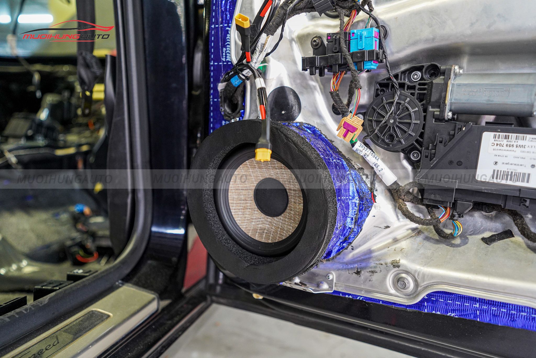 Độ loa cánh cho xe Bentley