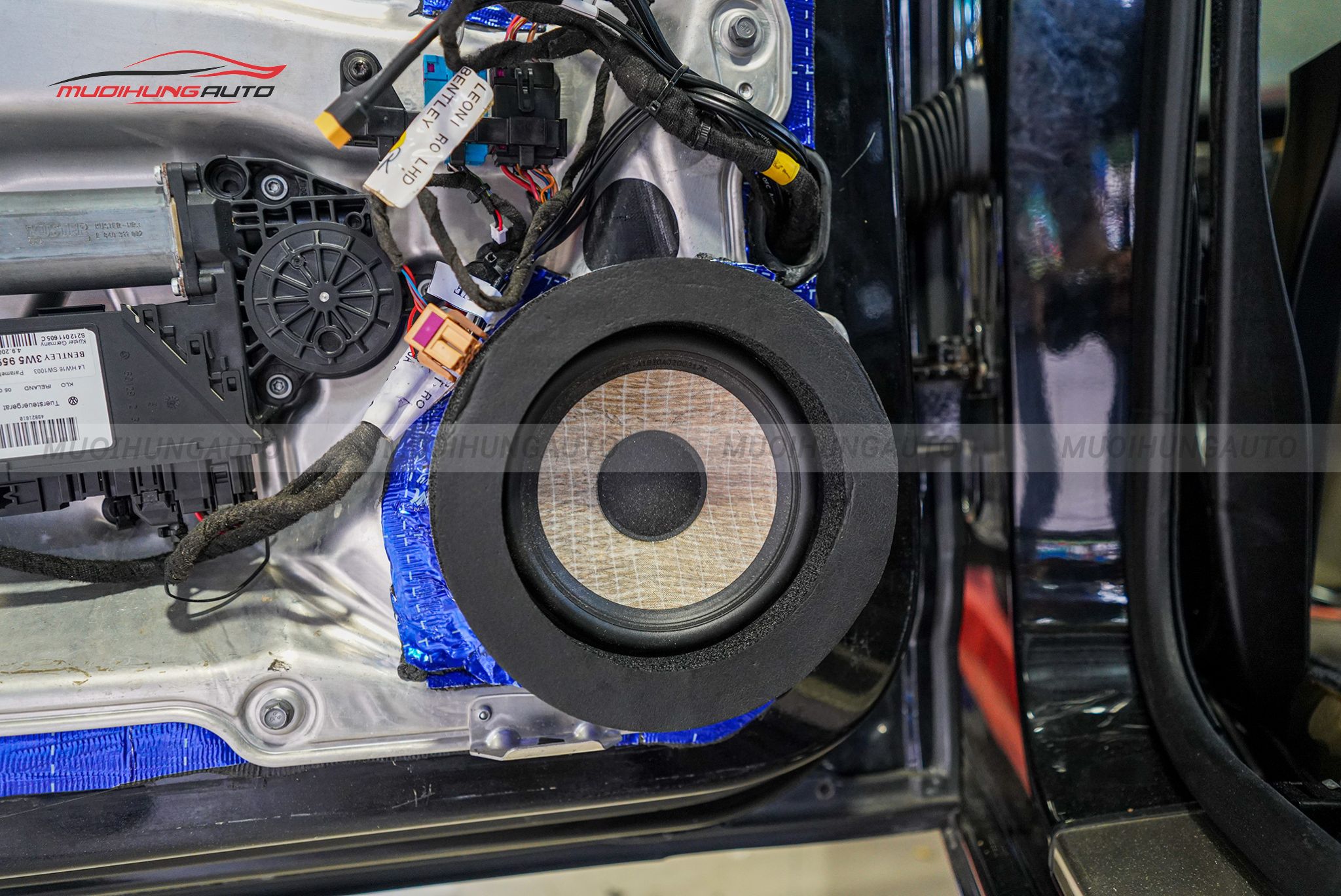 Độ loa cánh cửa Bentley