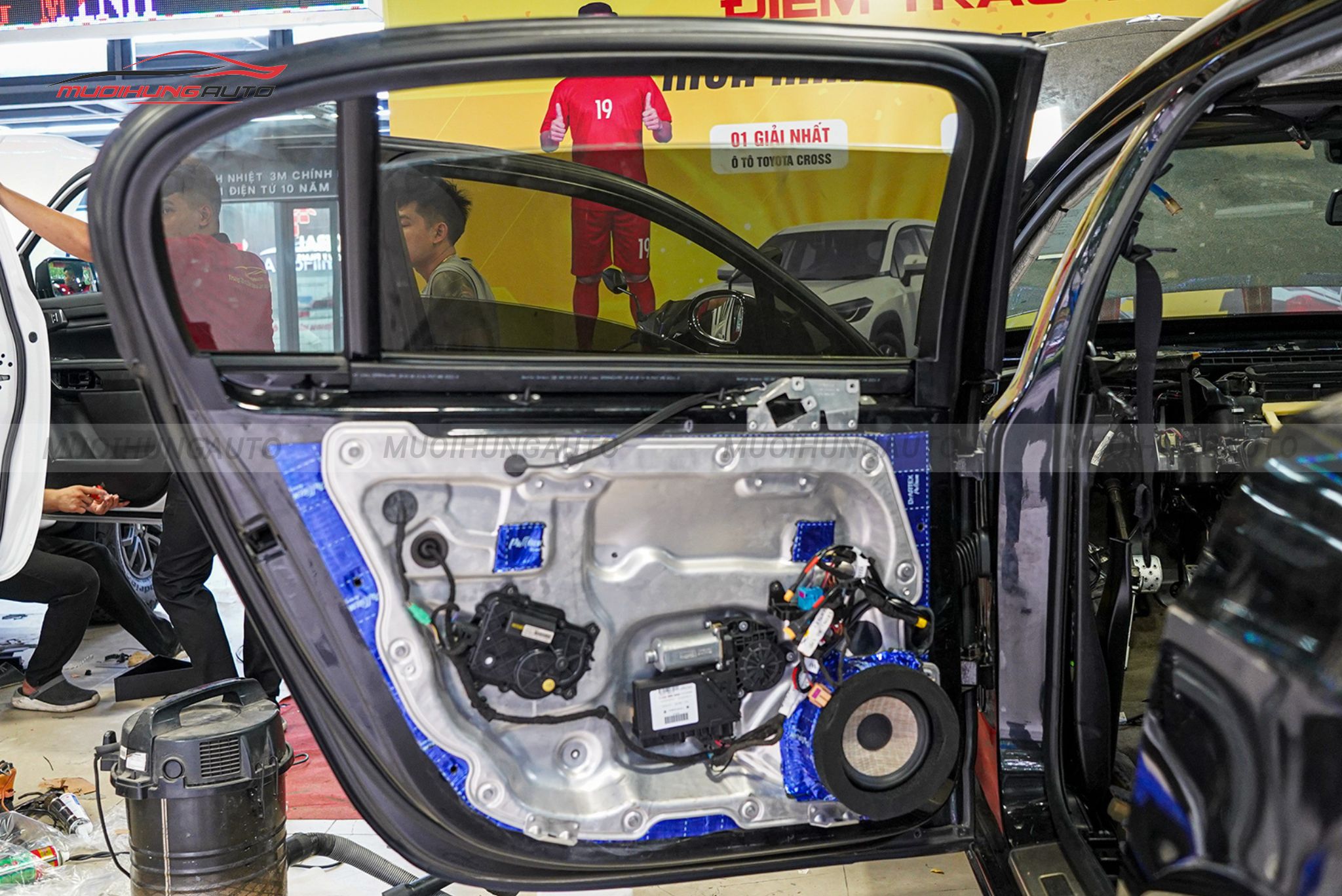 Độ loa cánh cửa cho ô tô Bentley